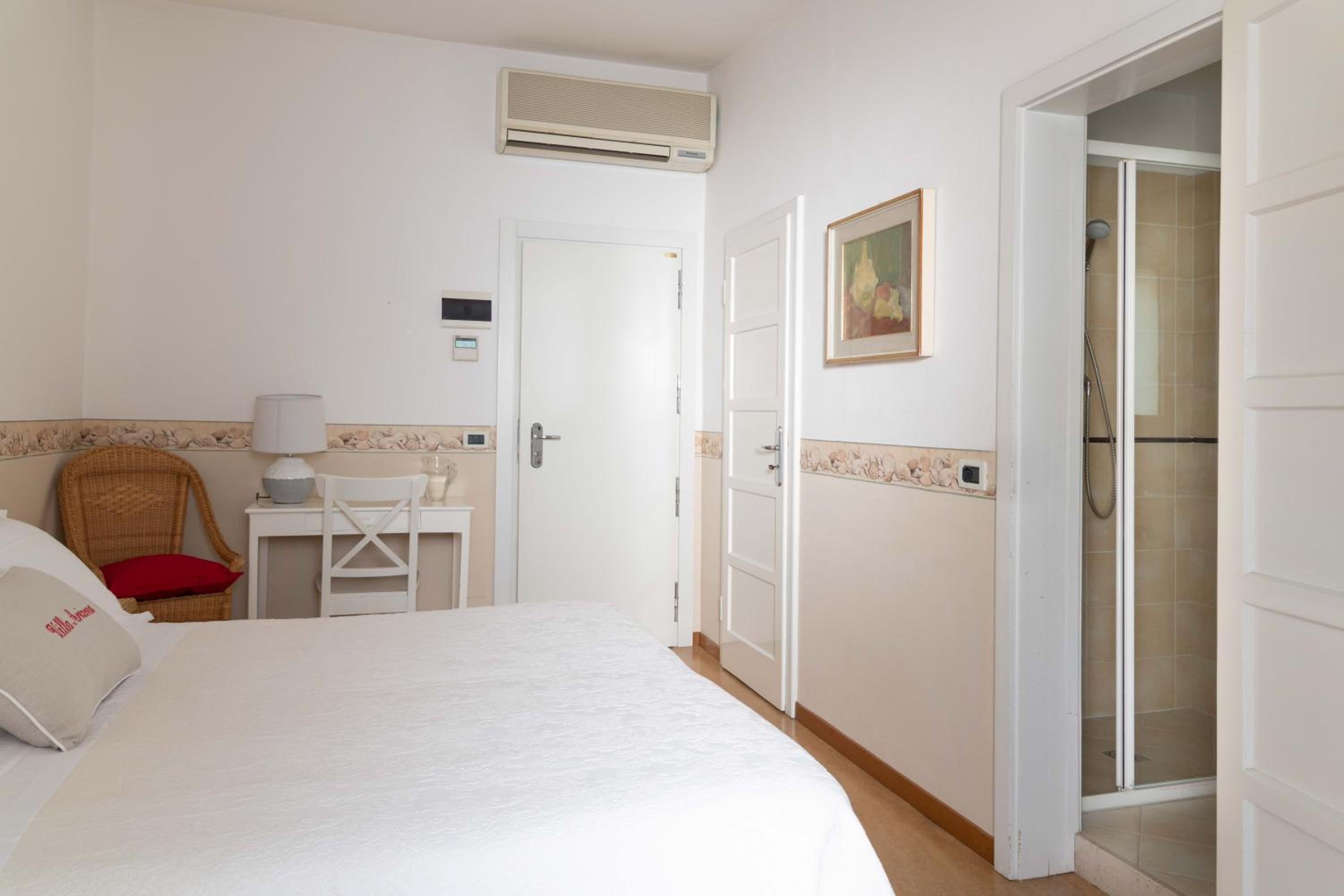 Double Room with Balcony - Photo 7