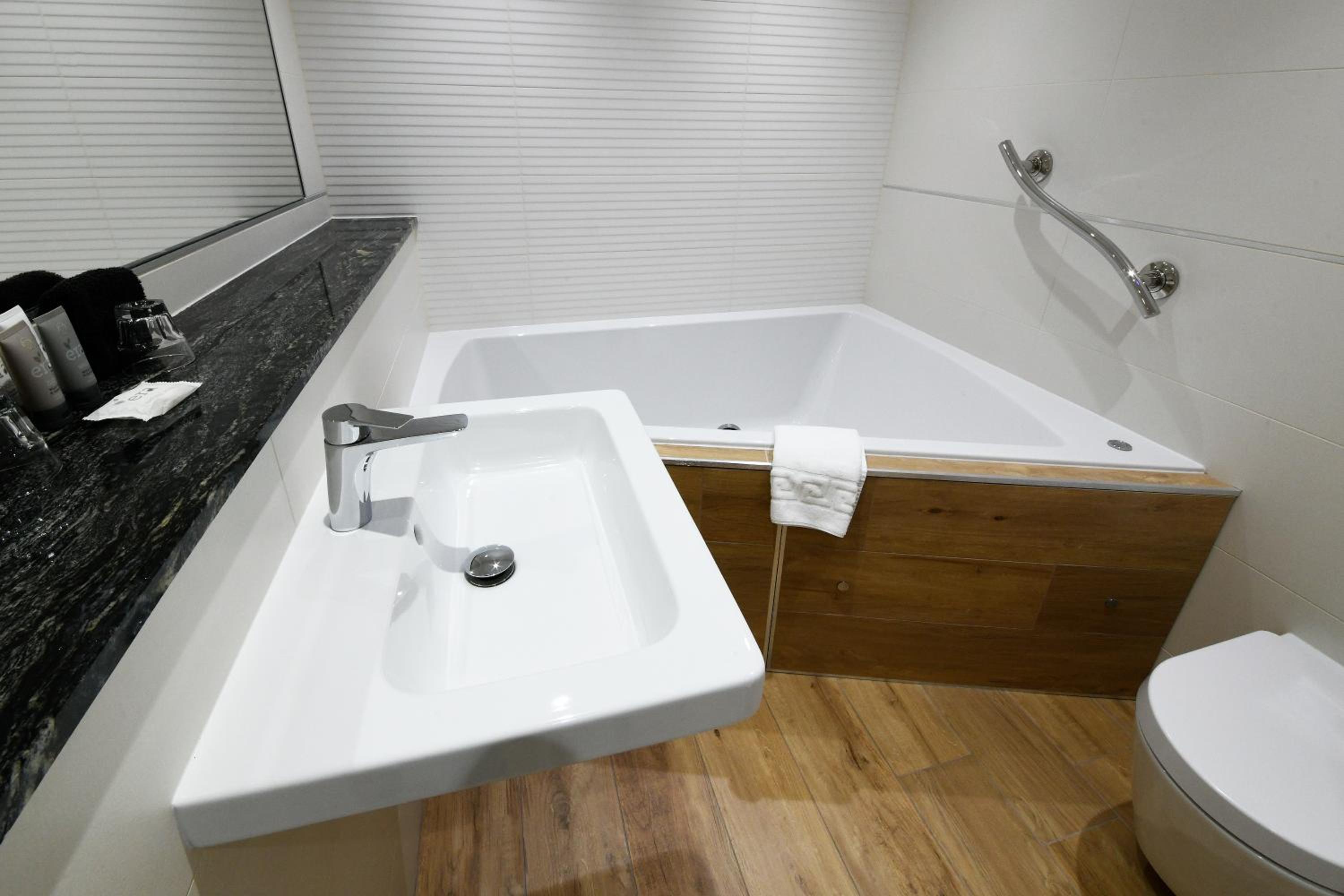Junior Suite - Non-Smoking - Photo 8