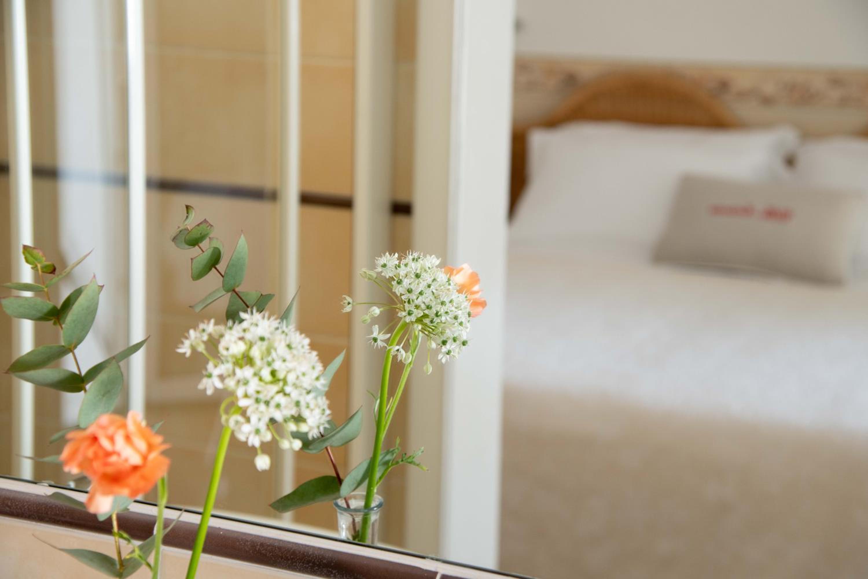 Double Room with Balcony - Photo 2