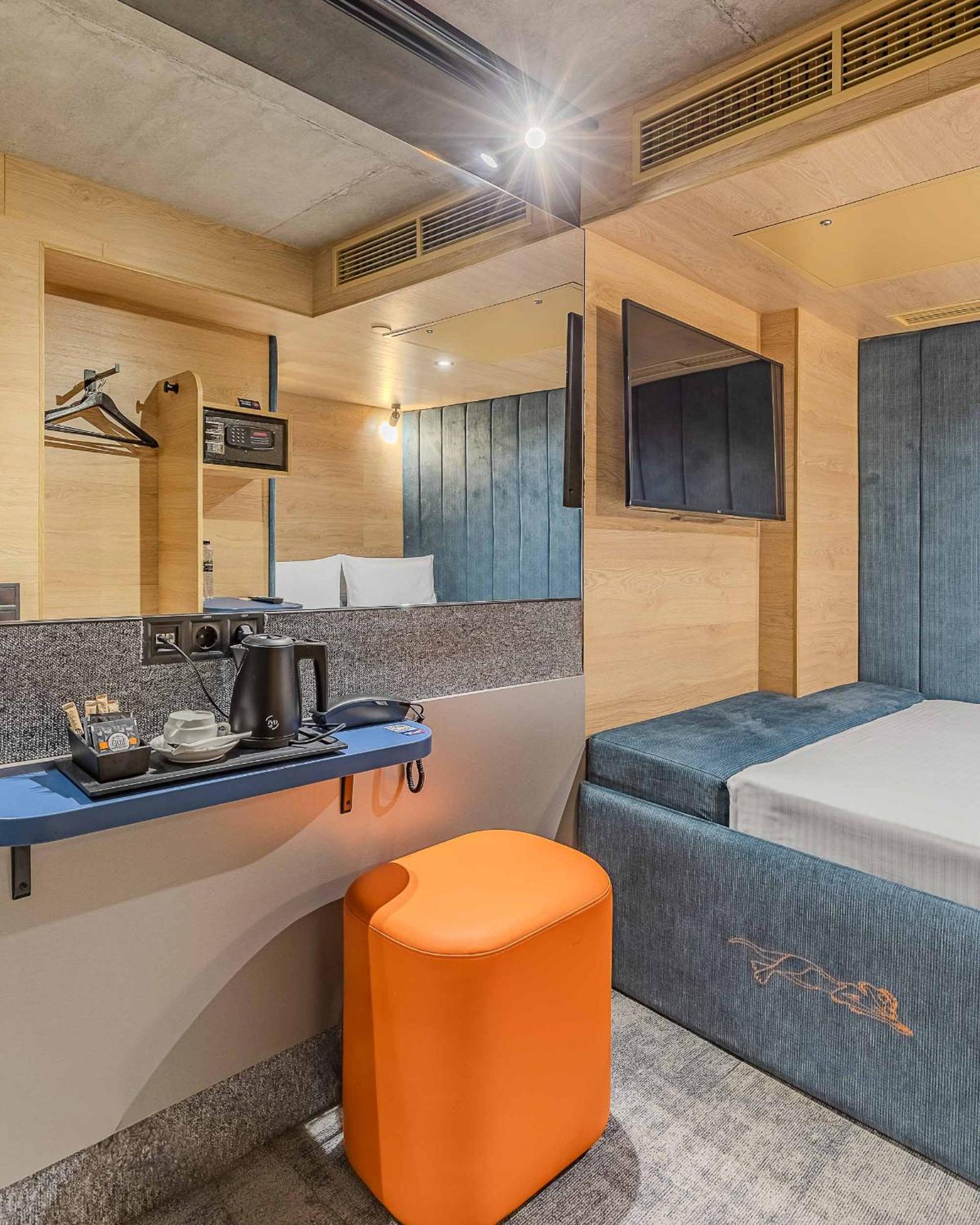 Small Double Room without Window photo 2