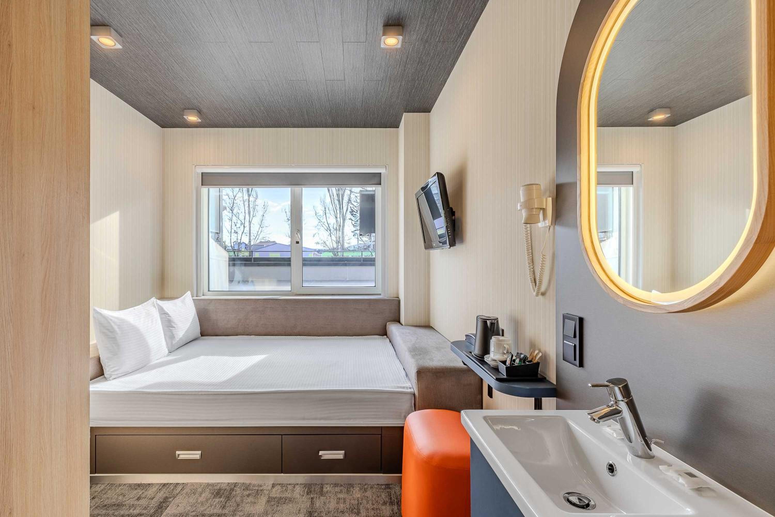 Standard Queen Room