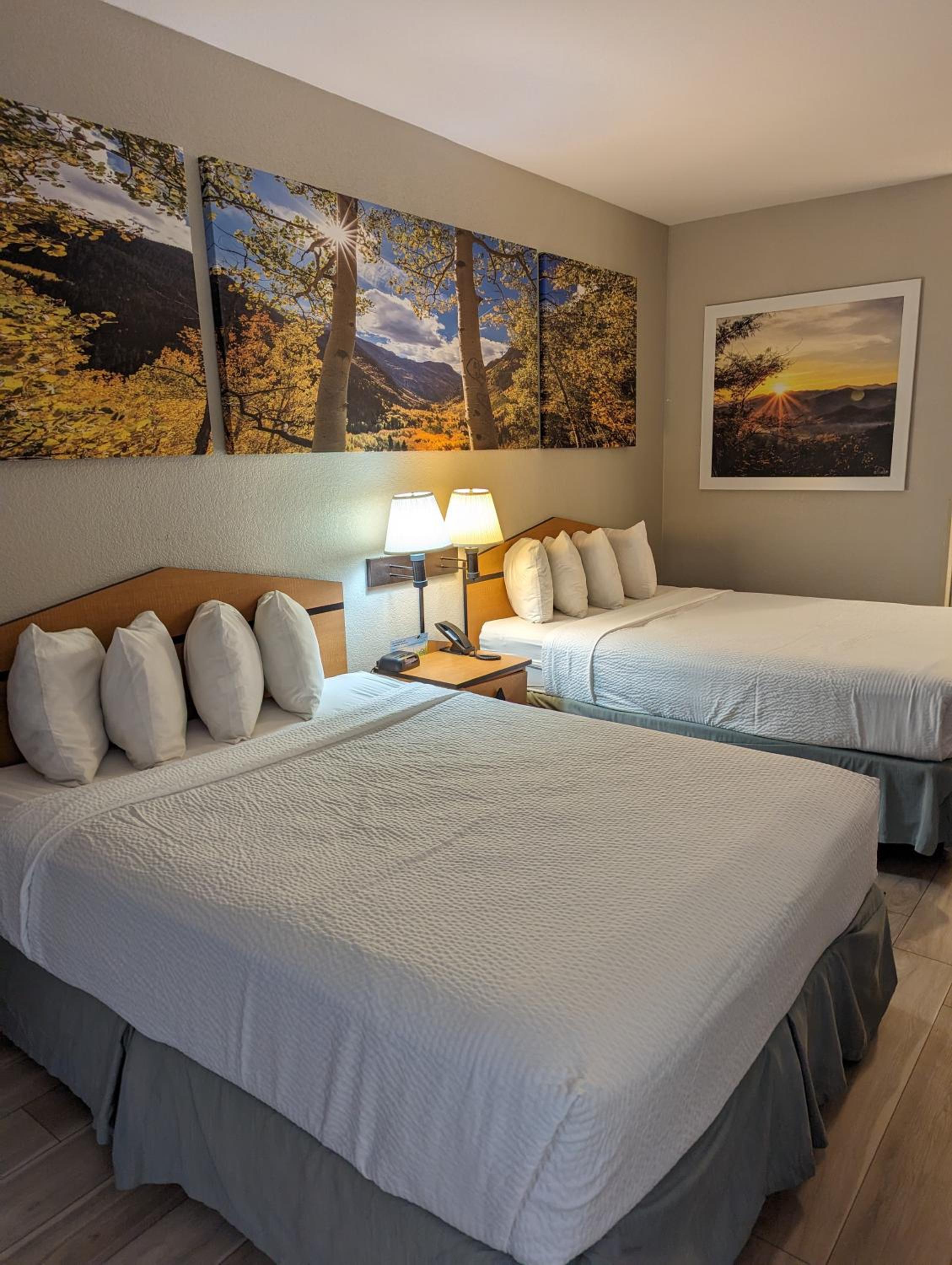 Queen Room with Two Queen Beds - Non-Smoking - Photo 4