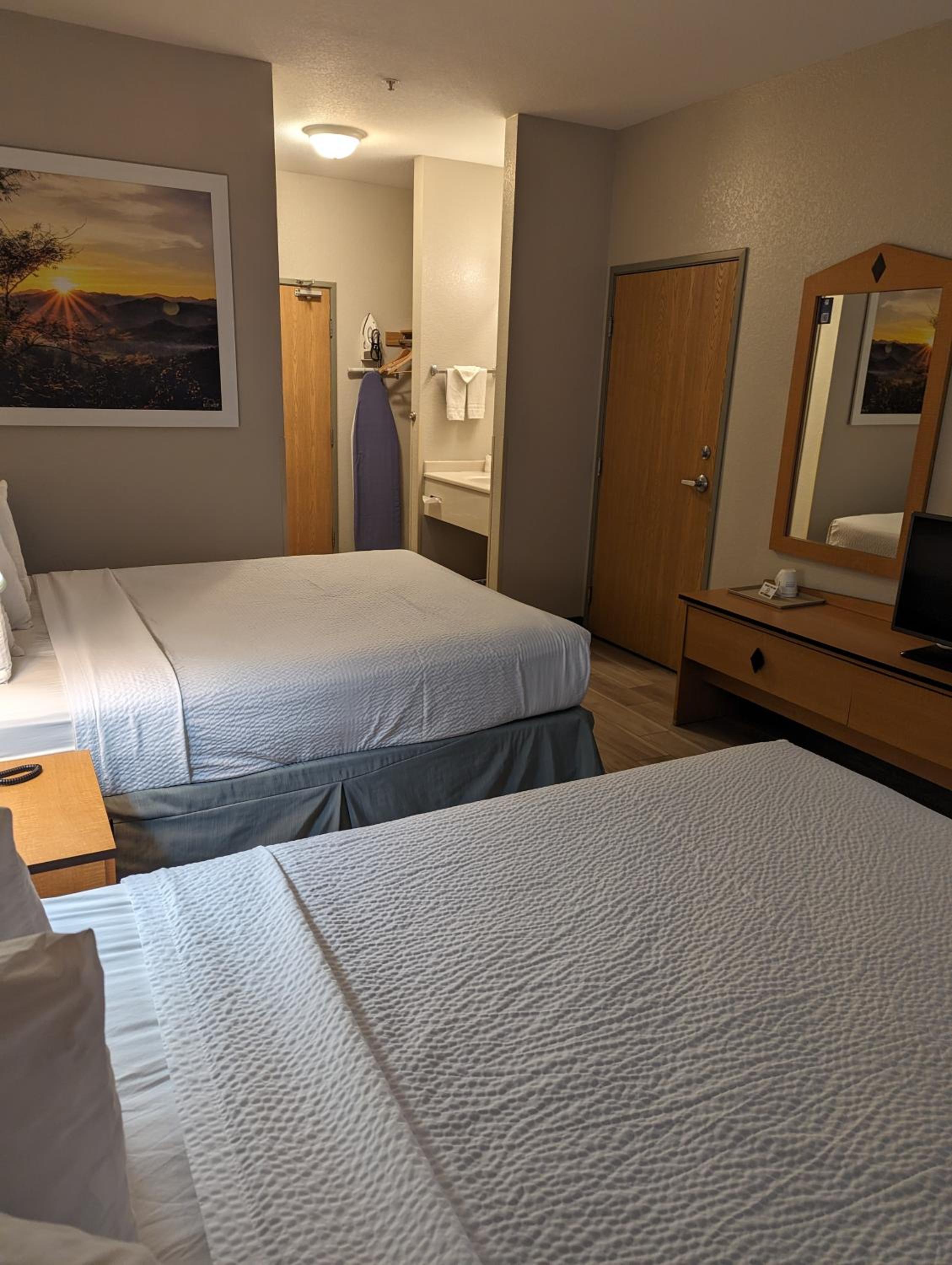 Queen Room with Two Queen Beds - Non-Smoking - Photo 2