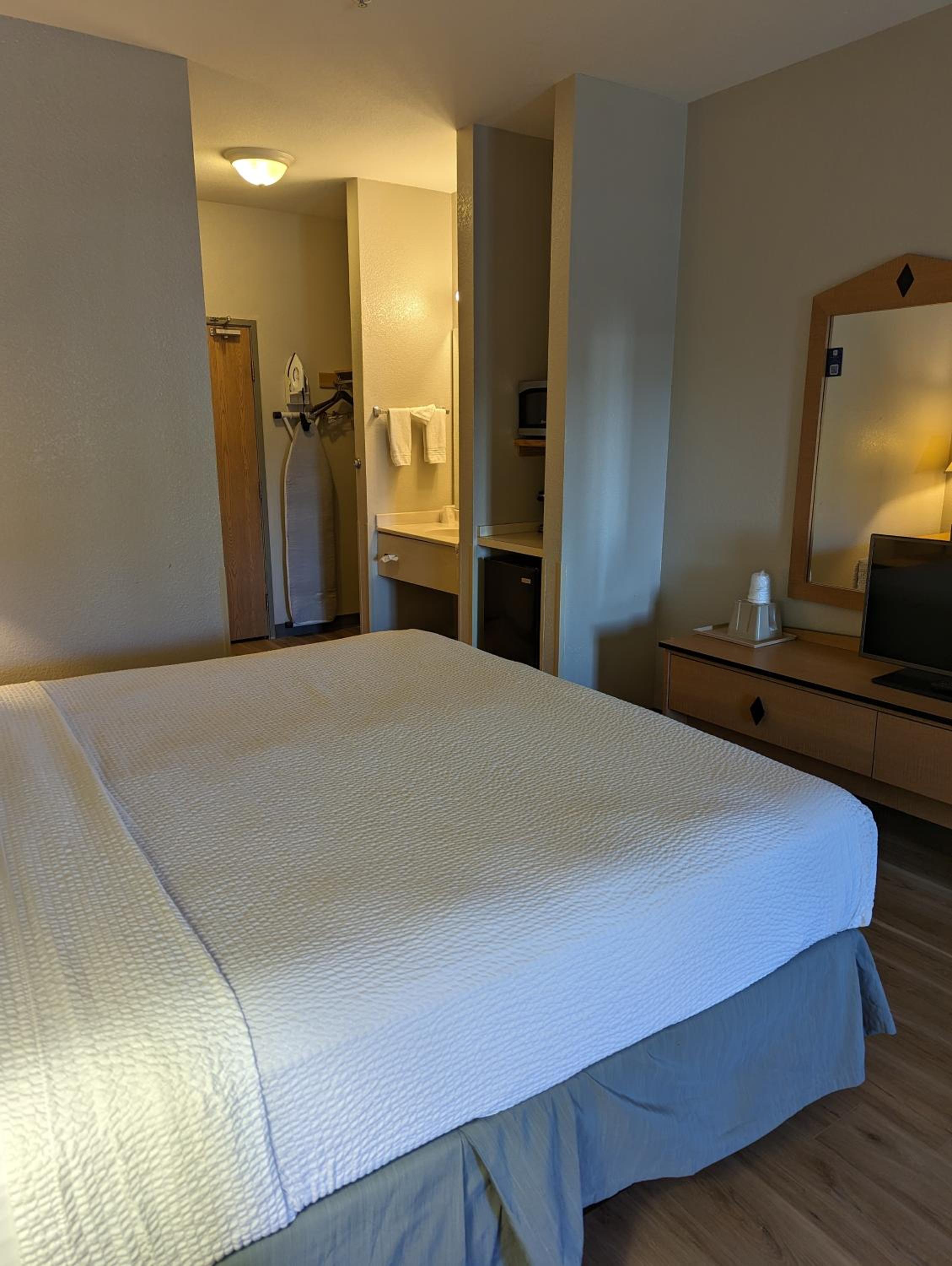 Studio King Suite - Non-Smoking - Photo 4