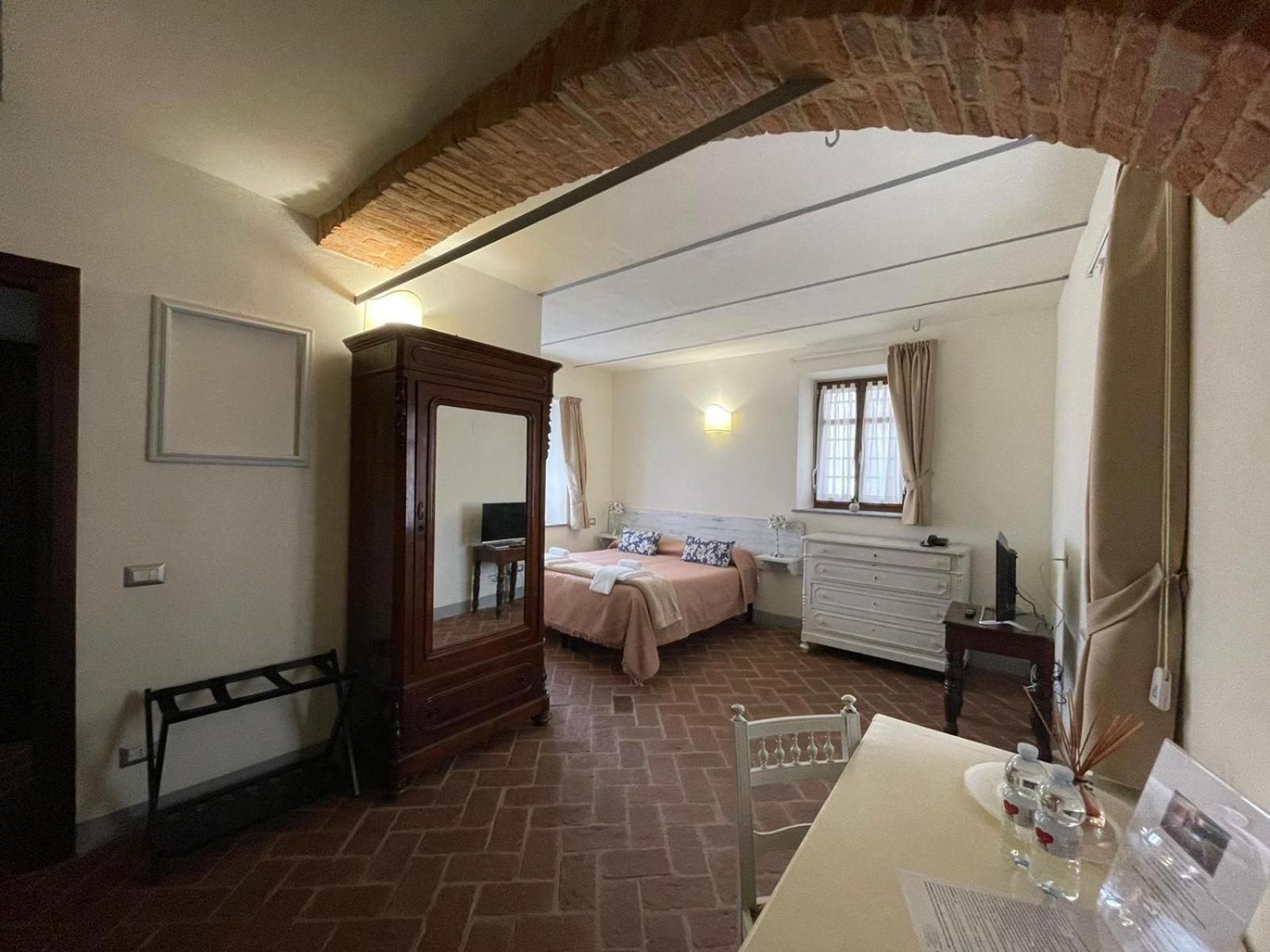 Large Double Room - Photo 3