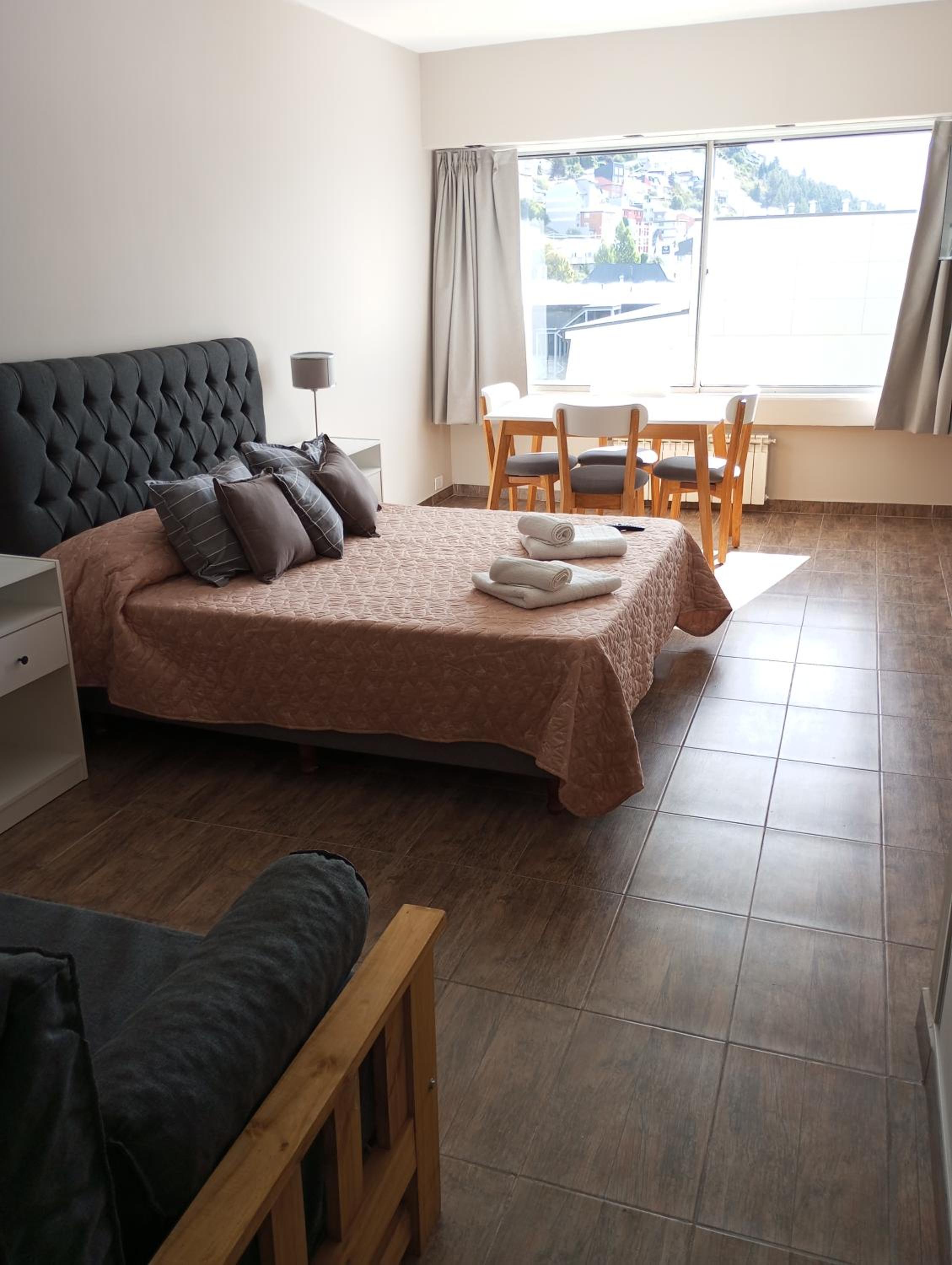 One-Bedroom Apartment photo 1