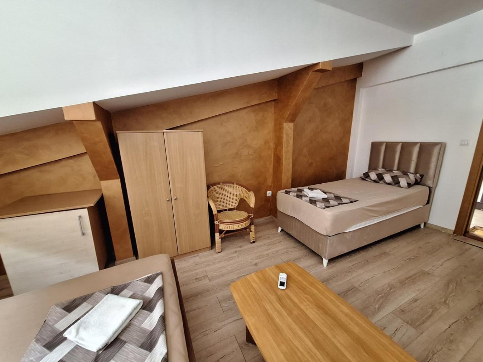 Economy Triple Room - Photo 23