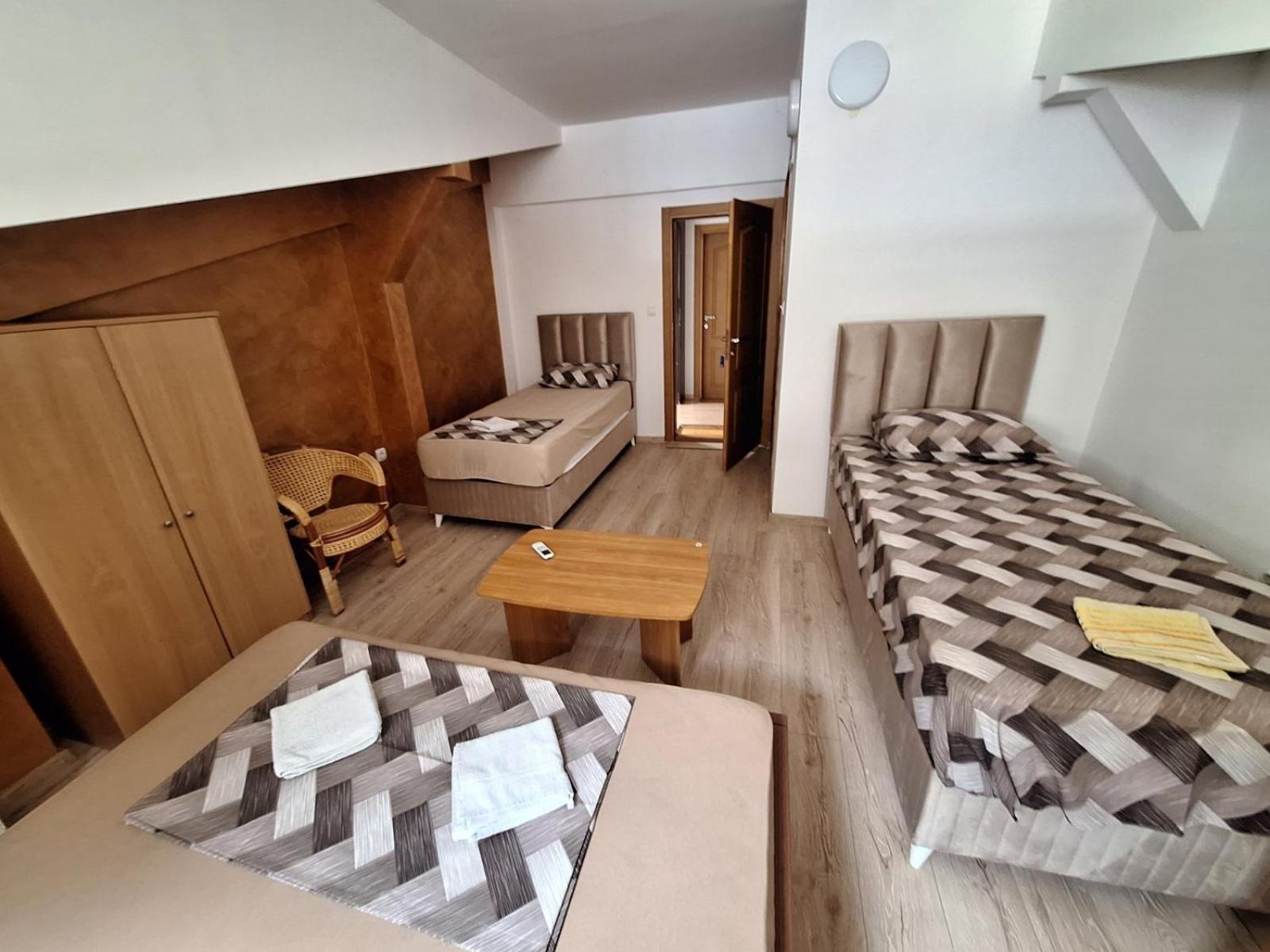 Economy Triple Room - Photo 9