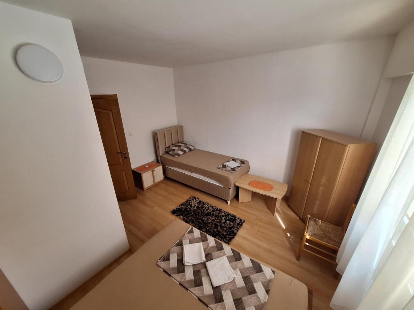 Economy Triple Room - Photo 22