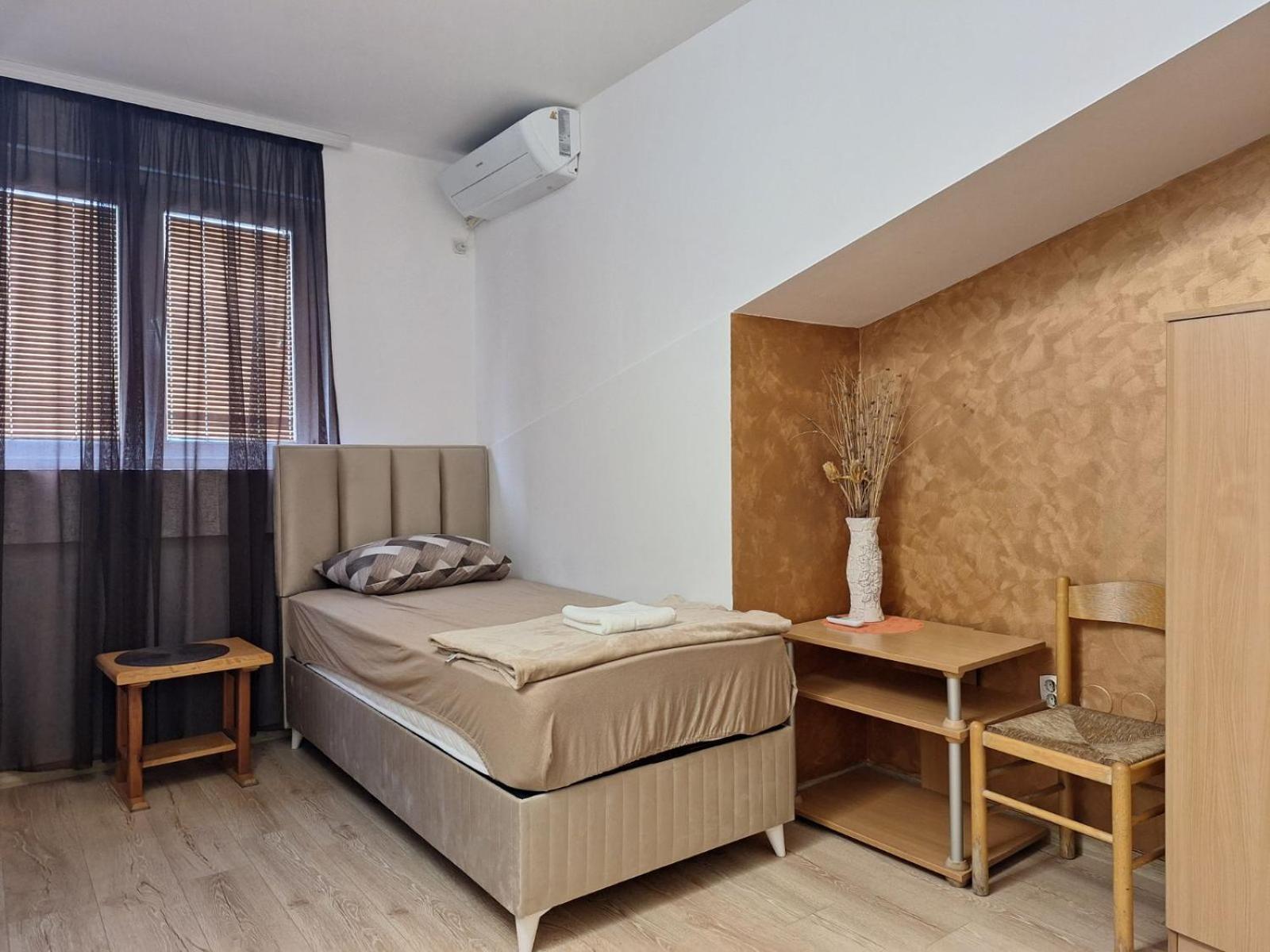 Economy Triple Room - Photo 8