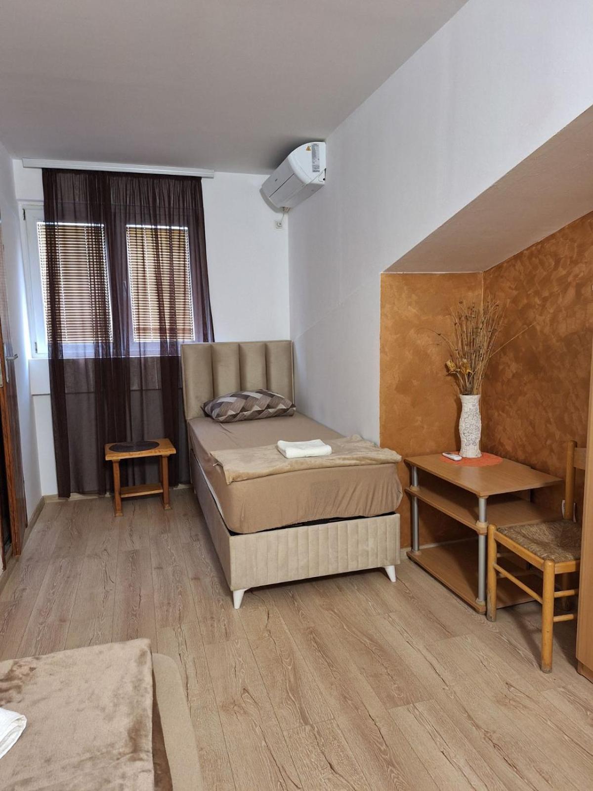 Economy Triple Room - Photo 6
