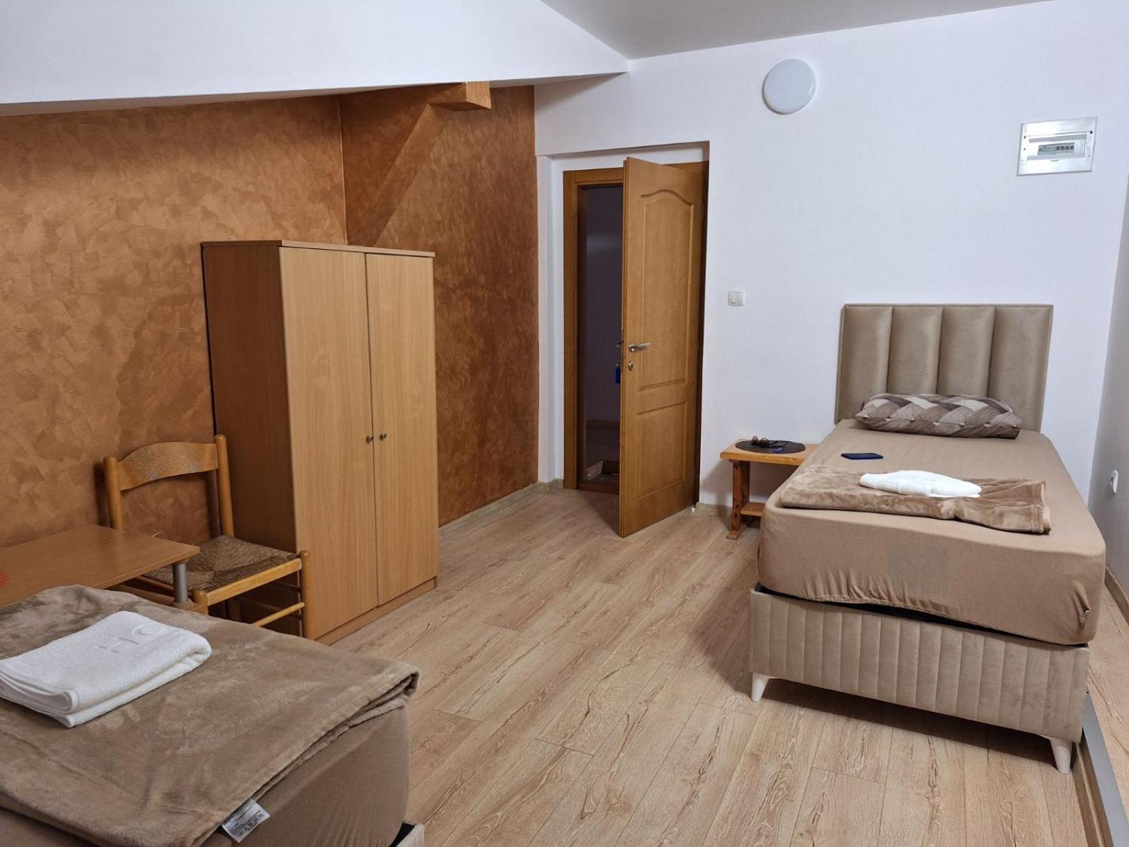 Economy Triple Room - Photo 3