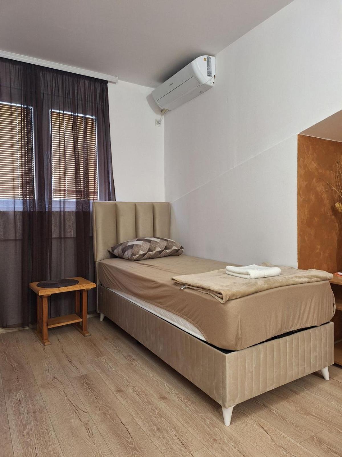 Economy Triple Room - Photo 18