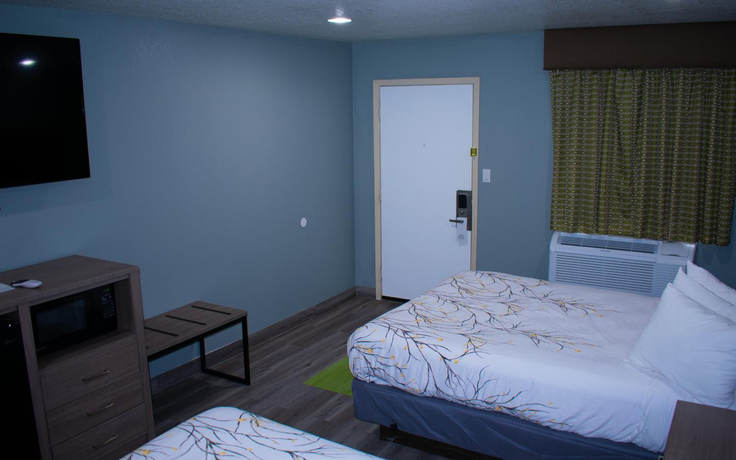 Queen Room with Two Queen Beds - Photo 3