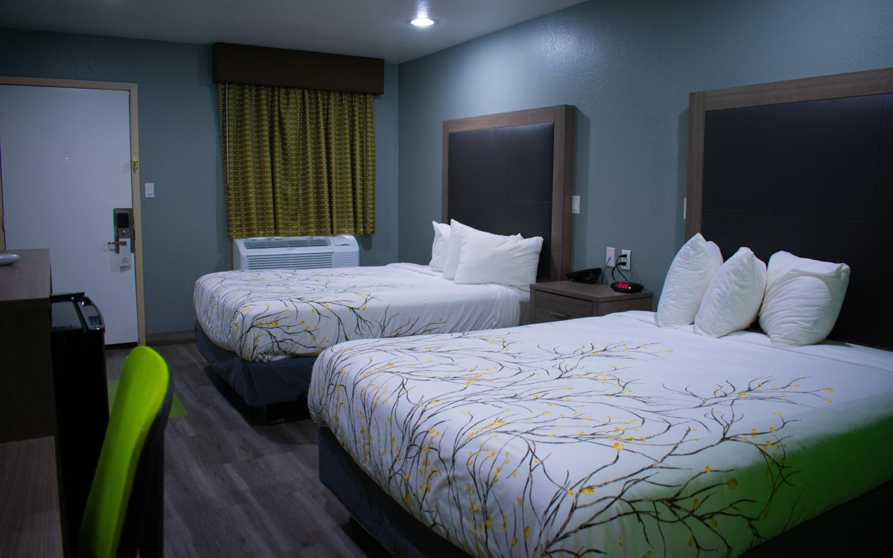 Queen Room with Two Queen Beds - Photo 5