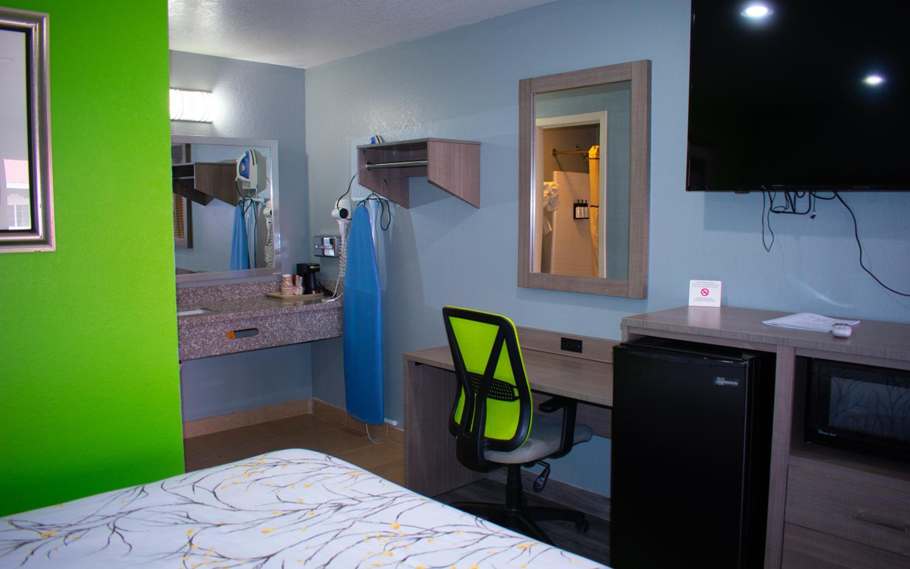 Queen Room with Two Queen Beds - Photo 6