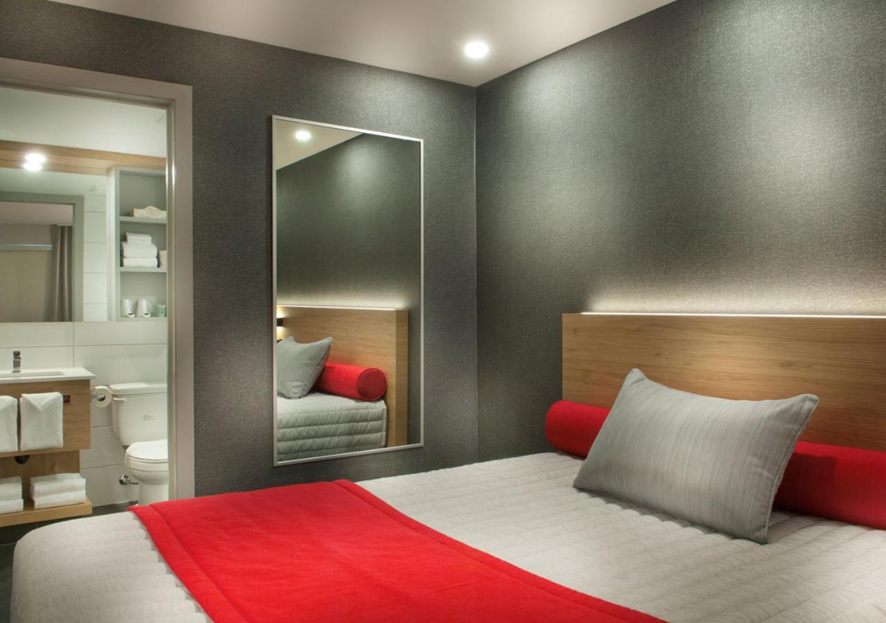 Quadruple Room With Two Queen Beds - Non Smoking photo 2