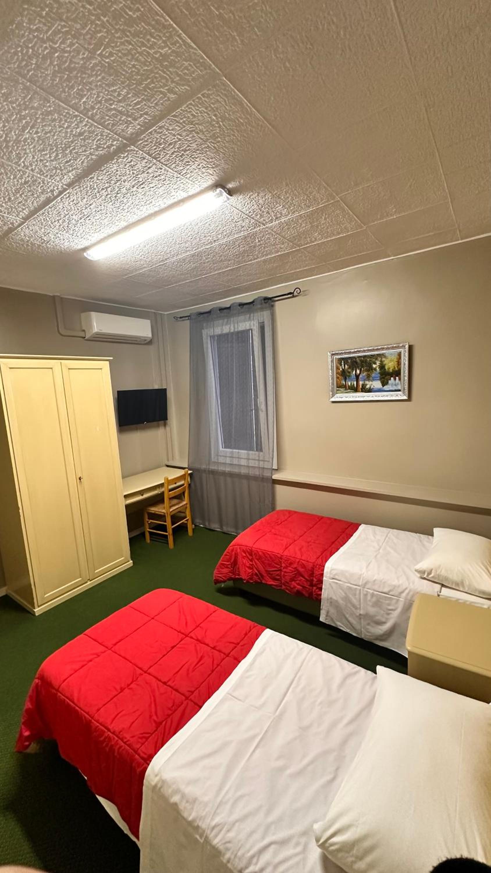 Twin Room with Private Bathroom photo 3