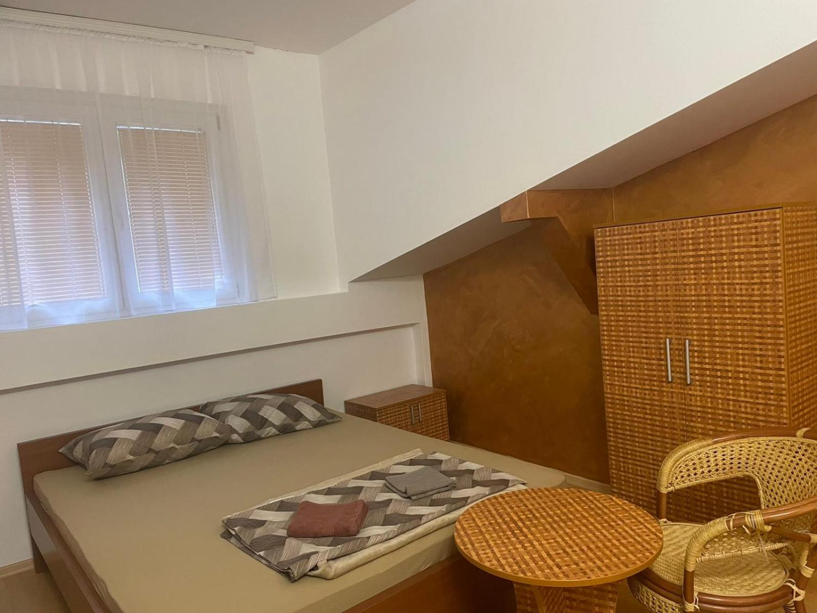Economy Triple Room - Photo 13
