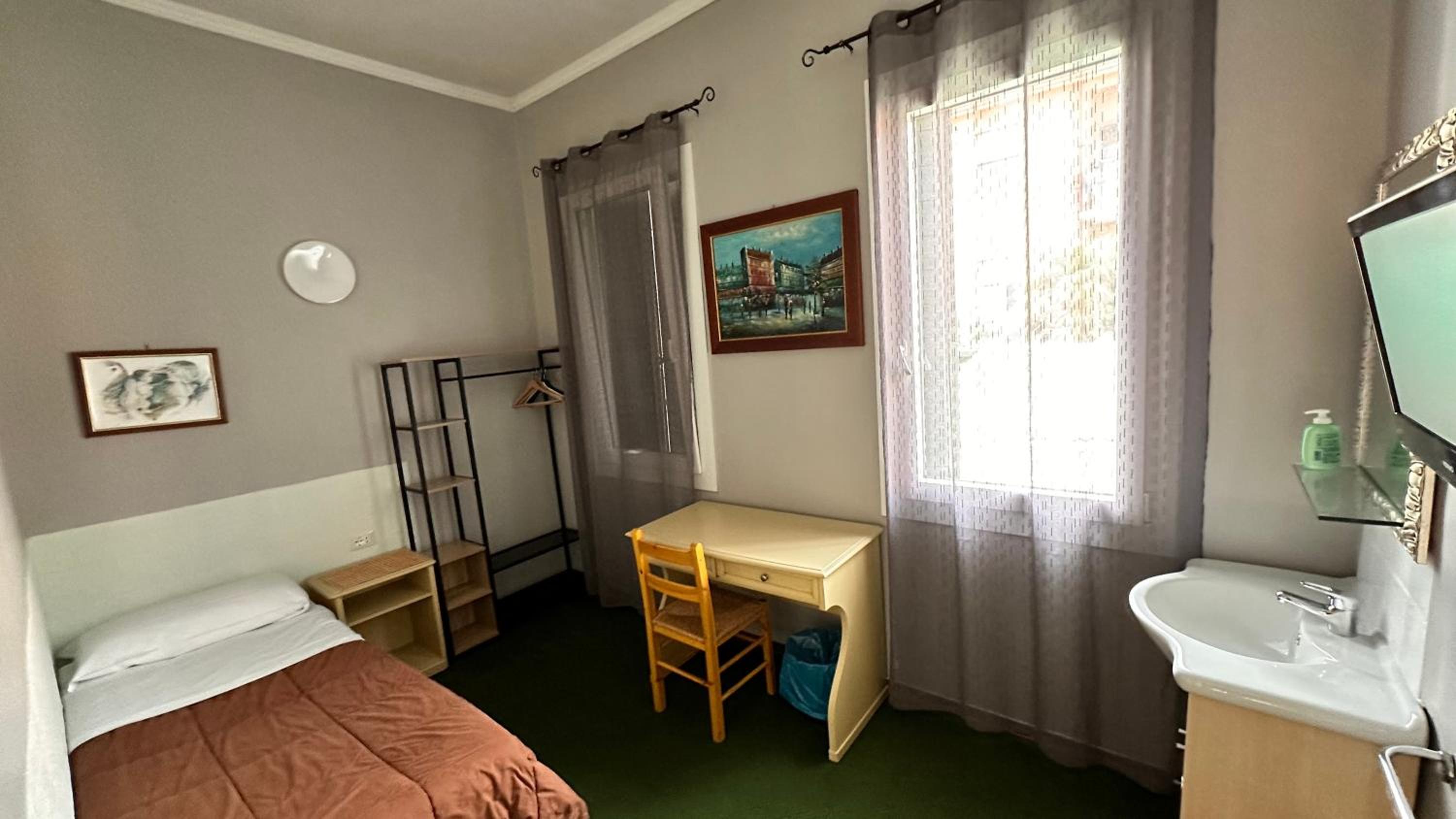 Single Room with Shared Bathroom photo 1