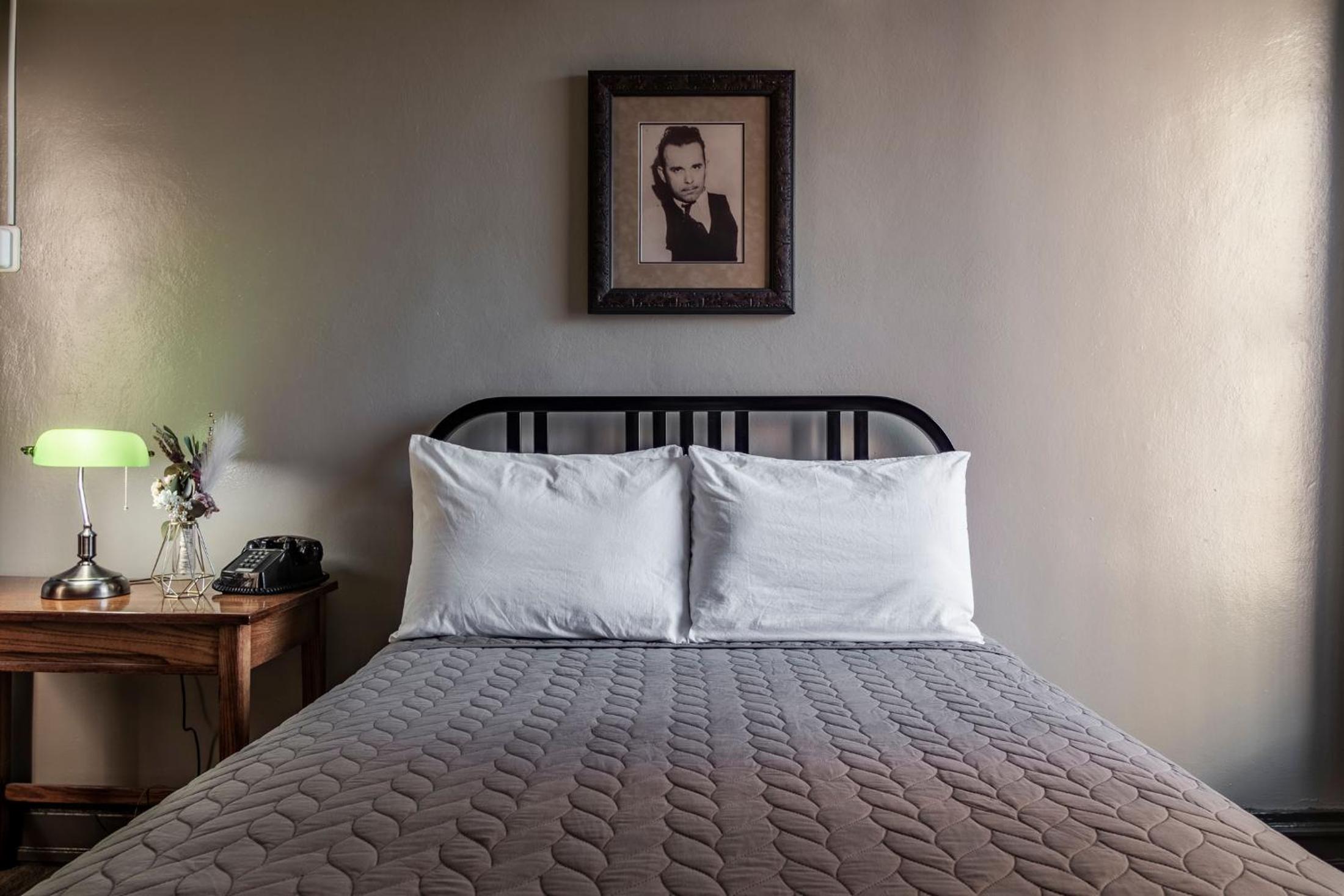 Room with One Double Bed with Private Bathroom photo 2