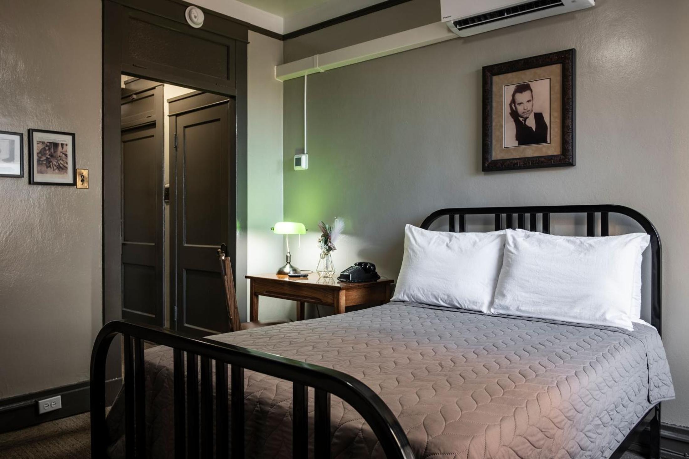 Room with One Double Bed with Private Bathroom photo 3
