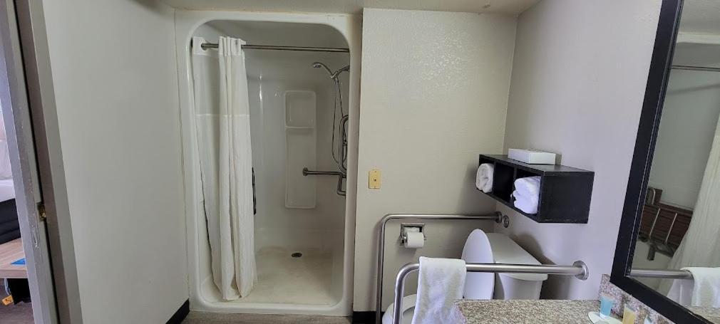 Queen Room - Disability Access/Non-Smoking photo 3