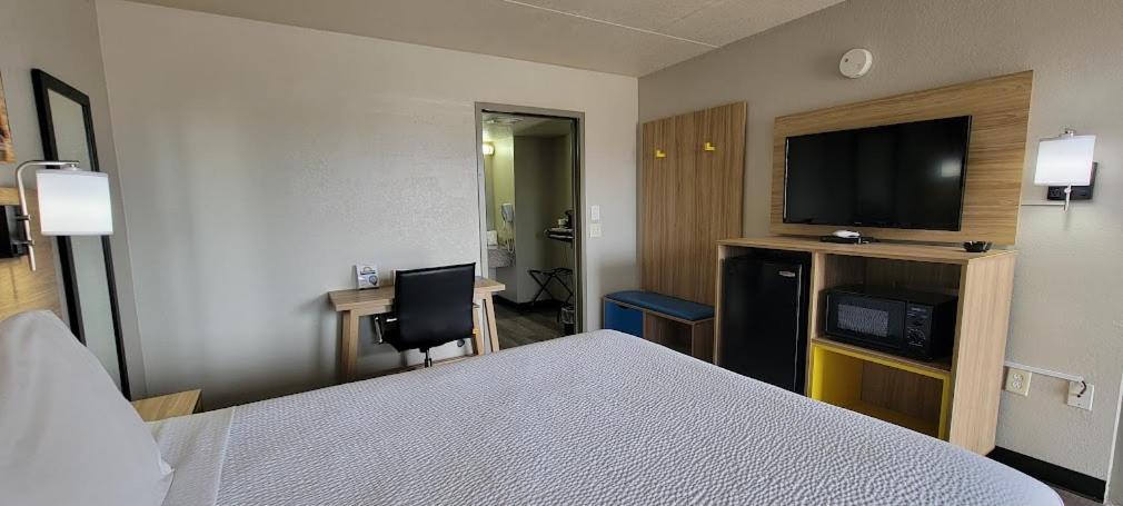 Queen Room - Disability Access/Non-Smoking photo 2