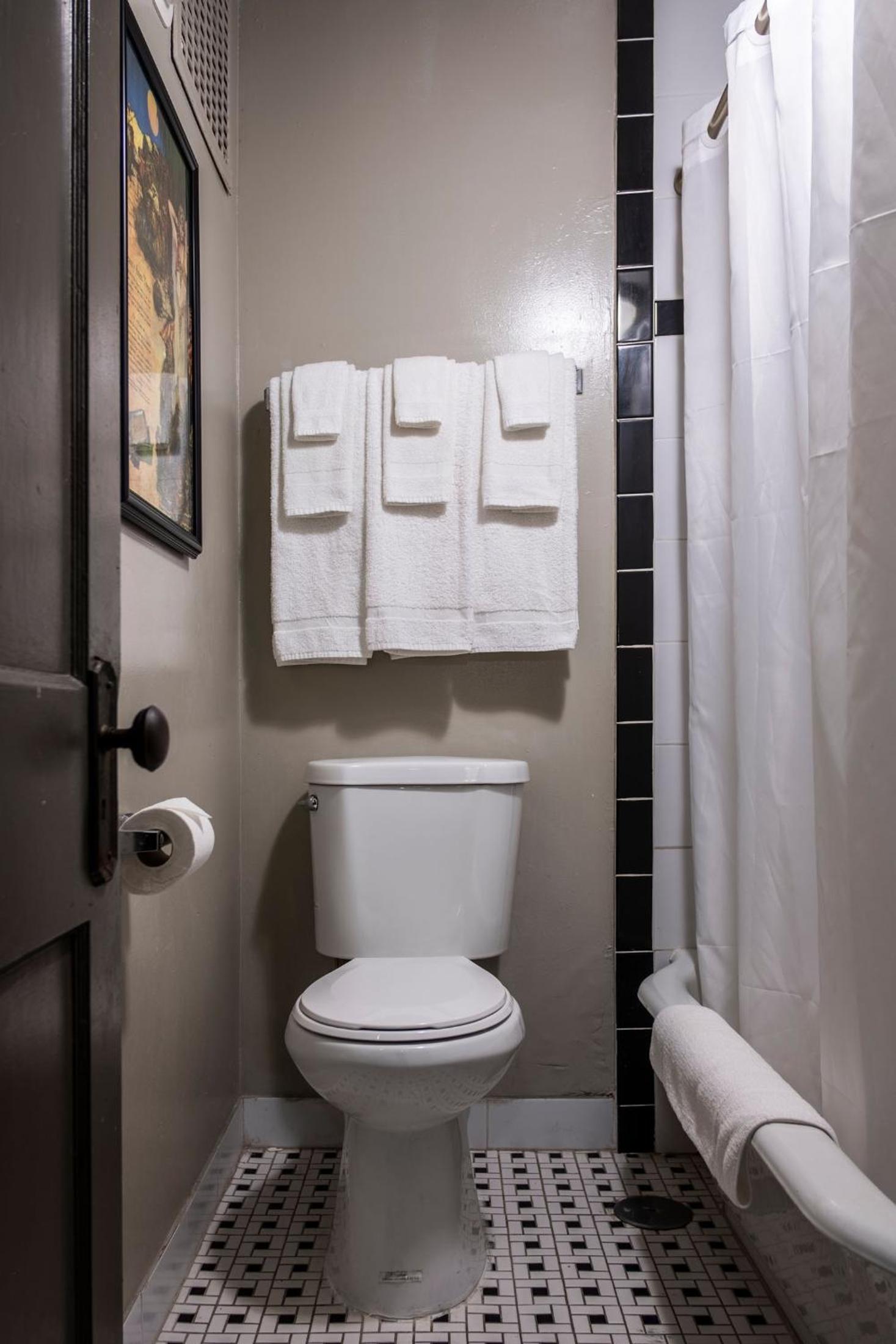 Room with One Double Bed and One Single Bed with Private Bathroom photo 2