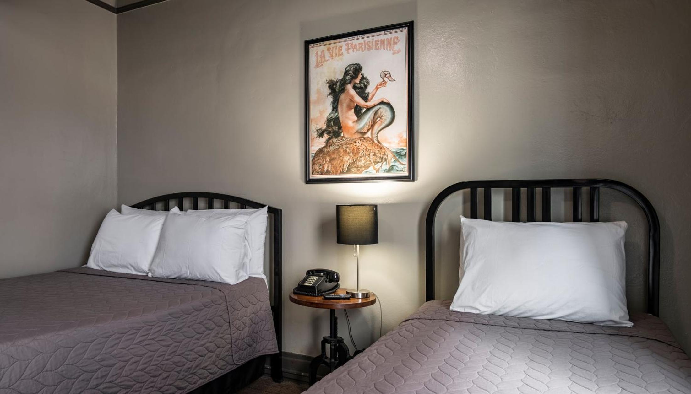 Room with One Double Bed and One Single Bed with Private Bathroom photo 1