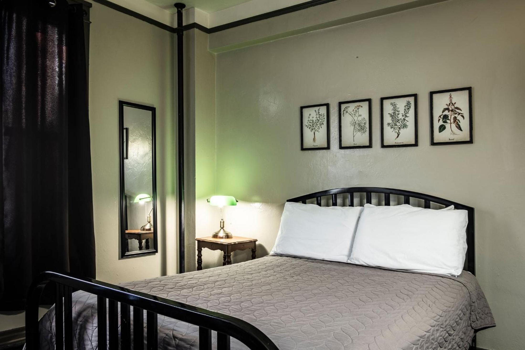 Room with One Double Bed with Shared Bathroom photo 3
