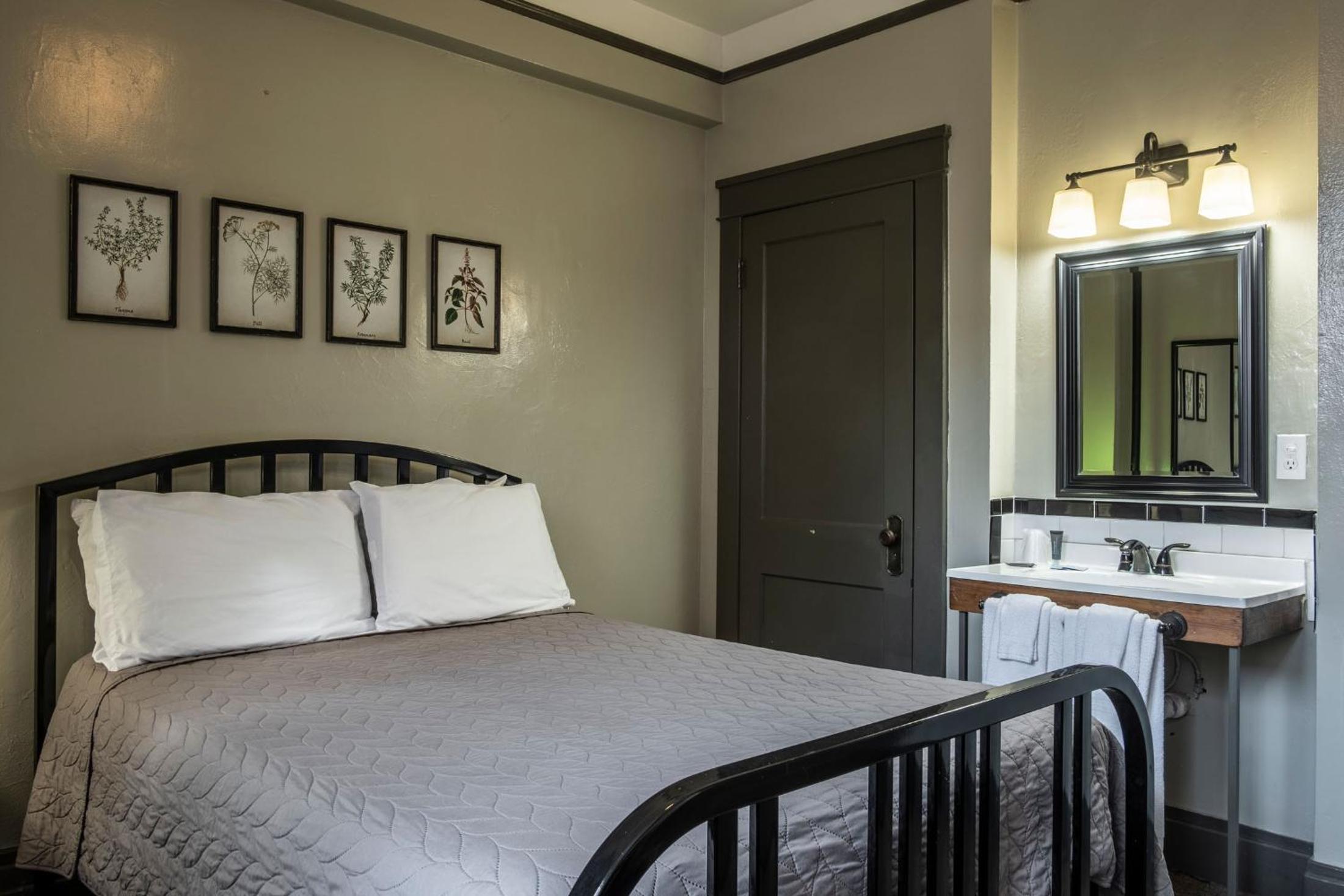 Room with One Double Bed with Shared Bathroom photo 1