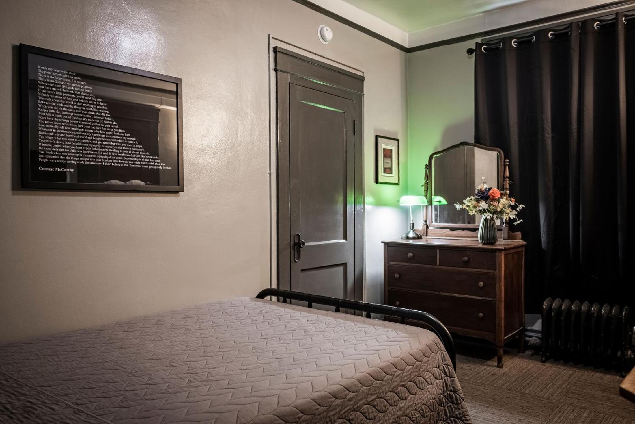 Room with One Double Bed with Shared Bathroom photo 2