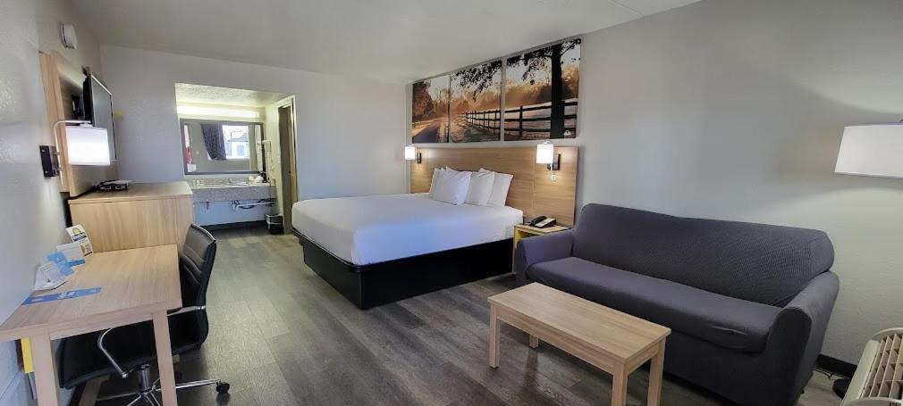 King Room - NonSmoking photo 2