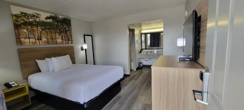 Queen Room - Non-Smoking photo 1