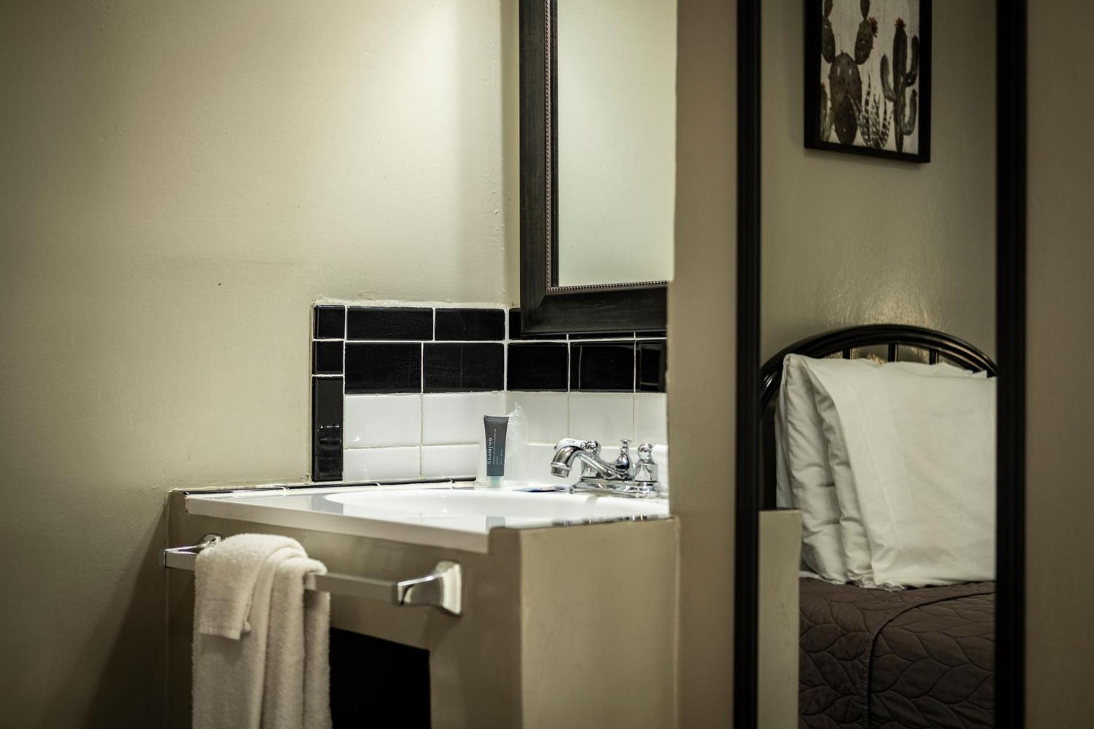 Room with One Single Bed  with Shared Bathroom photo 3