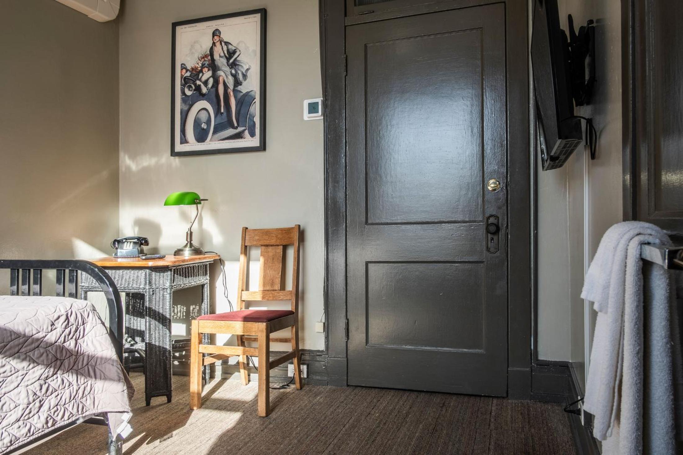 Room with One Single Bed  with Shared Bathroom photo 2