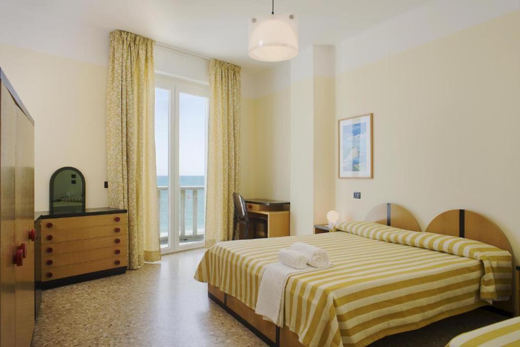 Standard Triple Room with Sea View - Photo 4