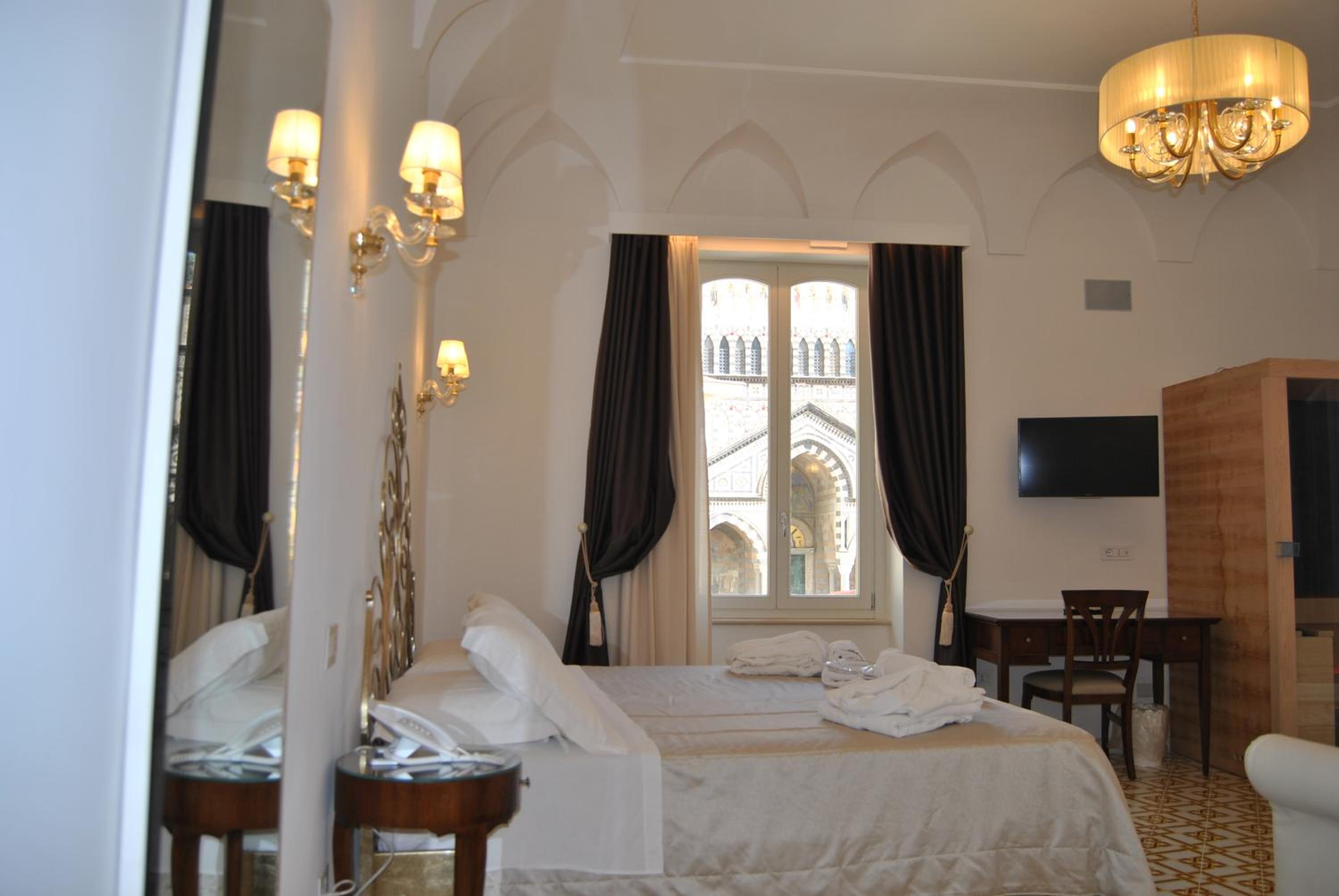 Deluxe King Suite photo 1