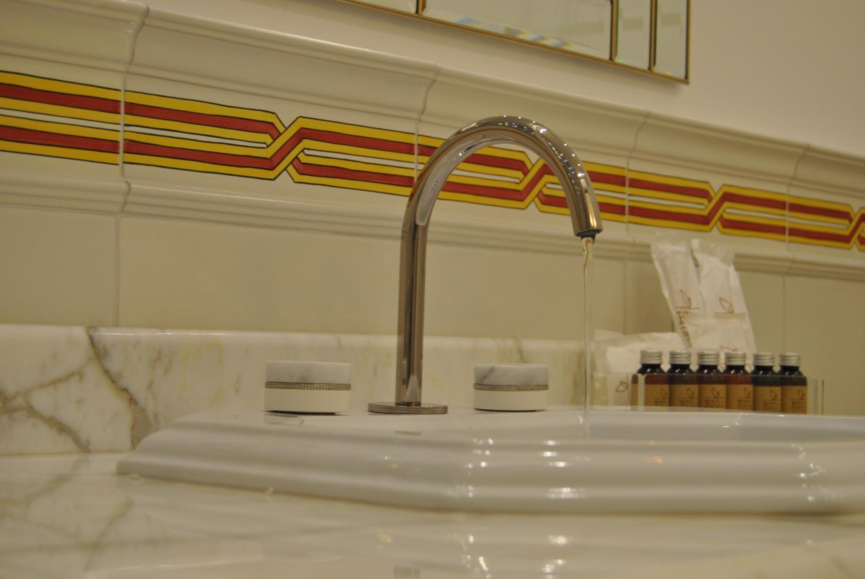 Deluxe King Suite photo 3