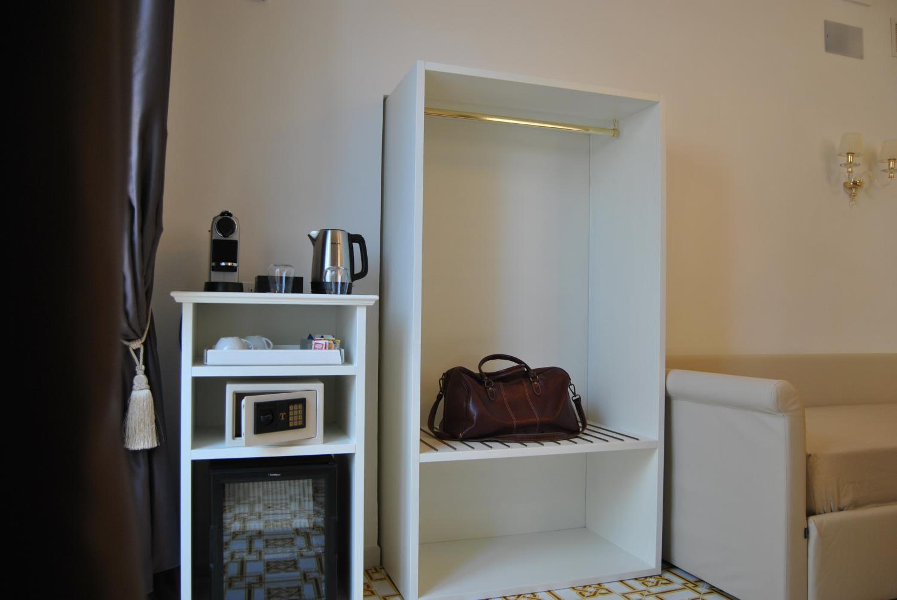 Deluxe King Suite photo 2
