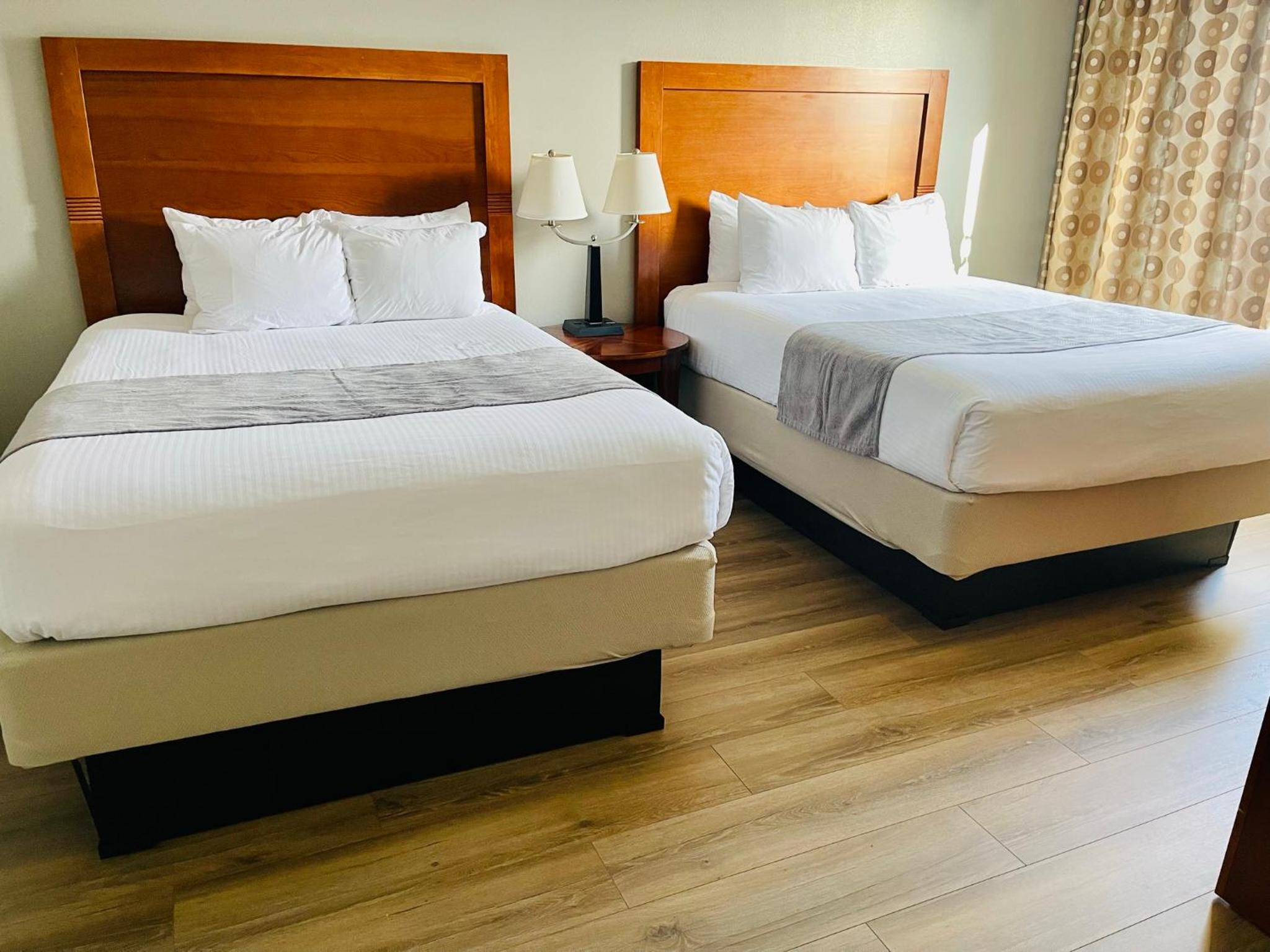 Queen Room with Two Queen Beds and Kitchenette - Non-Smoking - Photo 2