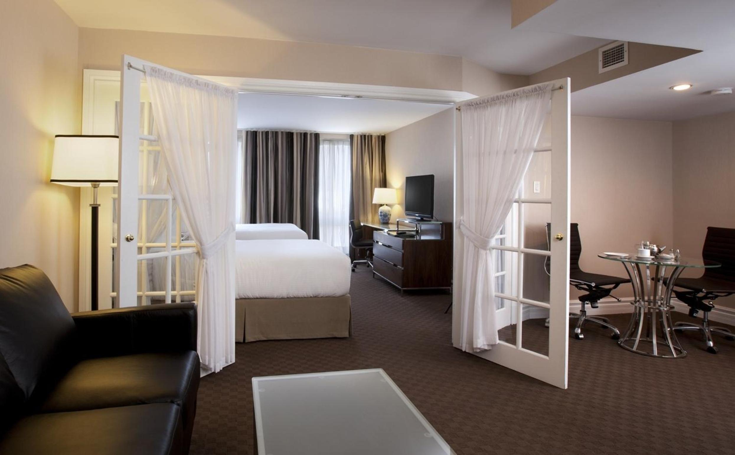 Executive Suite with 2 Double Beds - Photo 1
