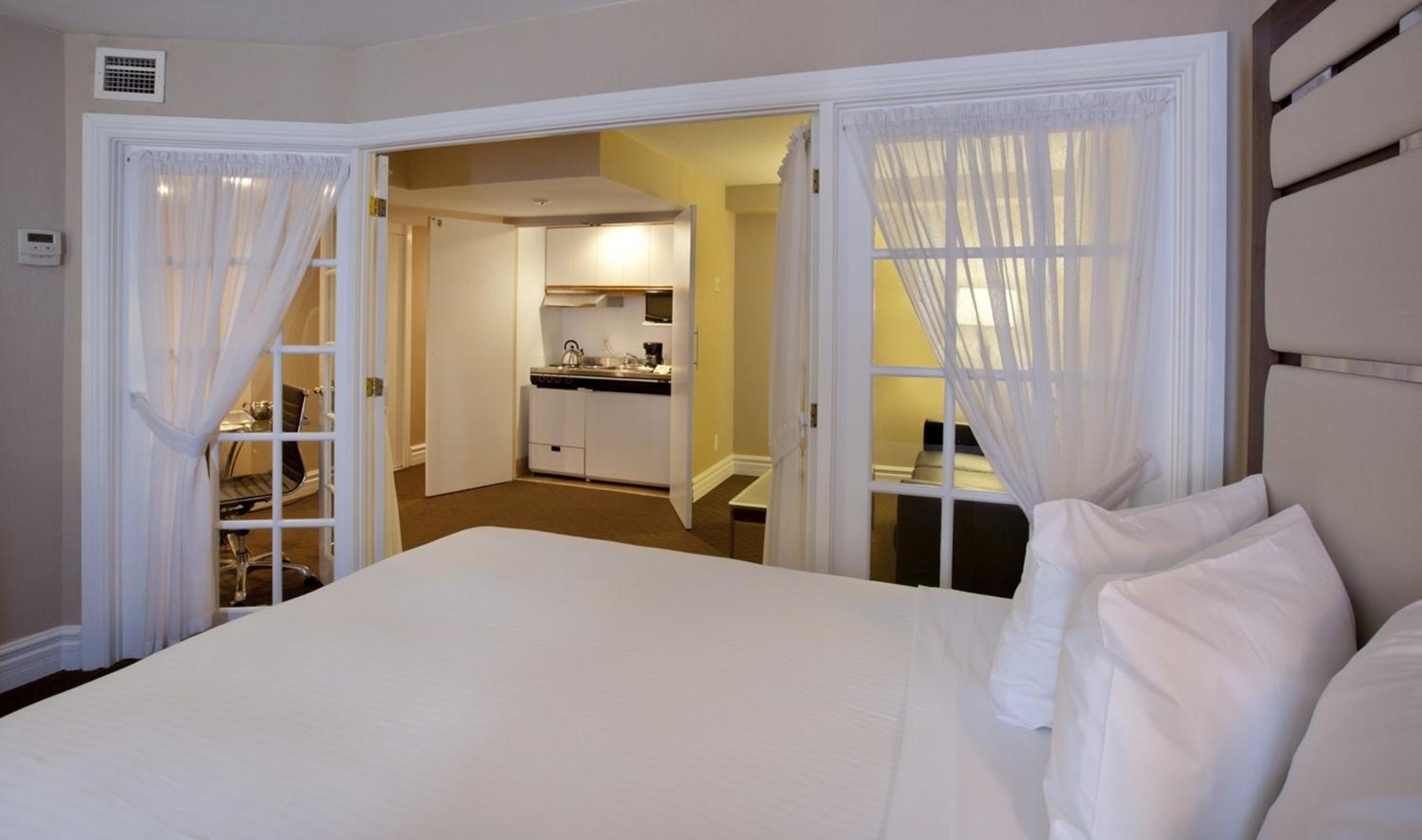 Executive Suite with 2 Double Beds - Photo 5