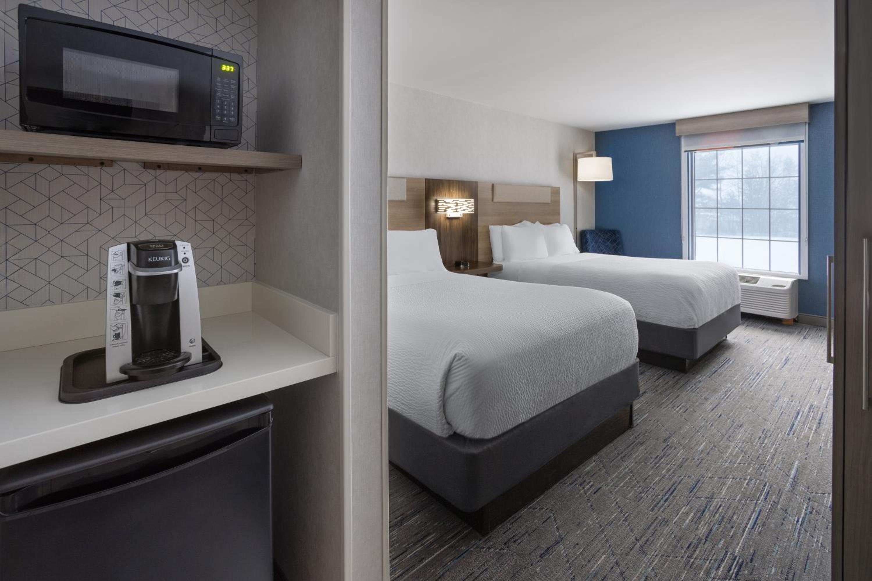 Standard Room with Two Queen Beds photo 1
