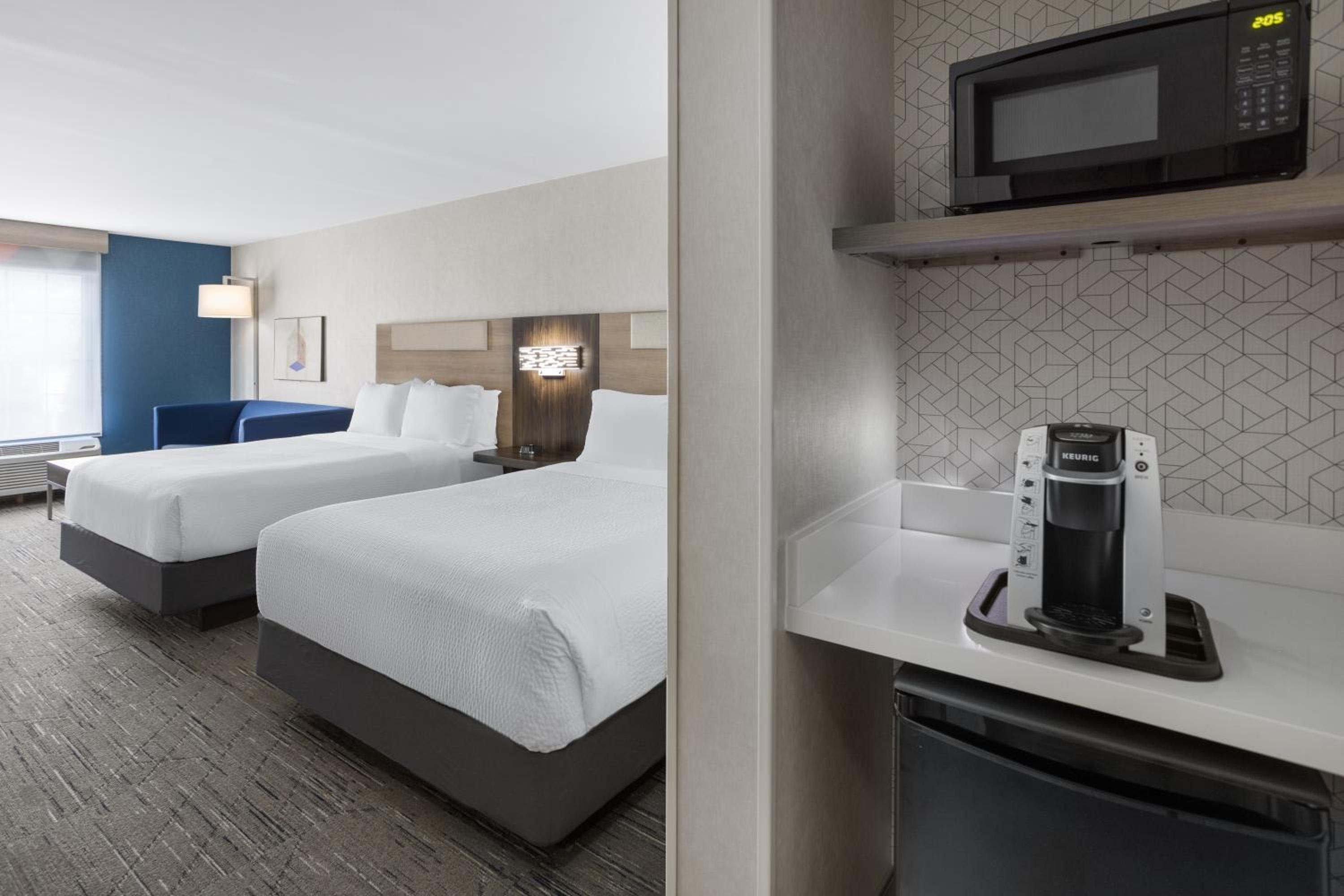 Queen Suite with Sofa Bed - Communication Accessible photo 2