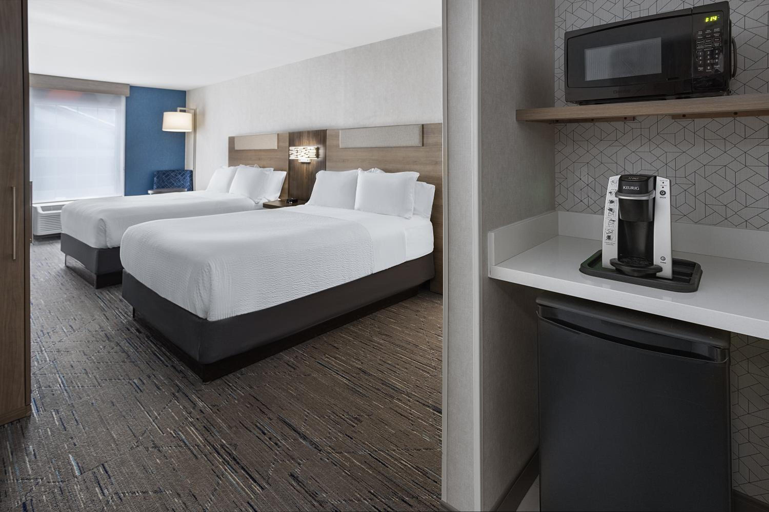Standard Room with Two Queen Beds photo 2