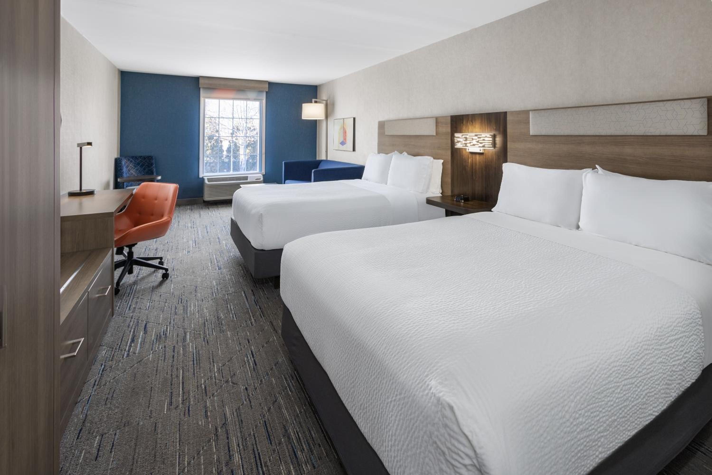 Queen Suite with Sofa Bed - Communication Accessible photo 3