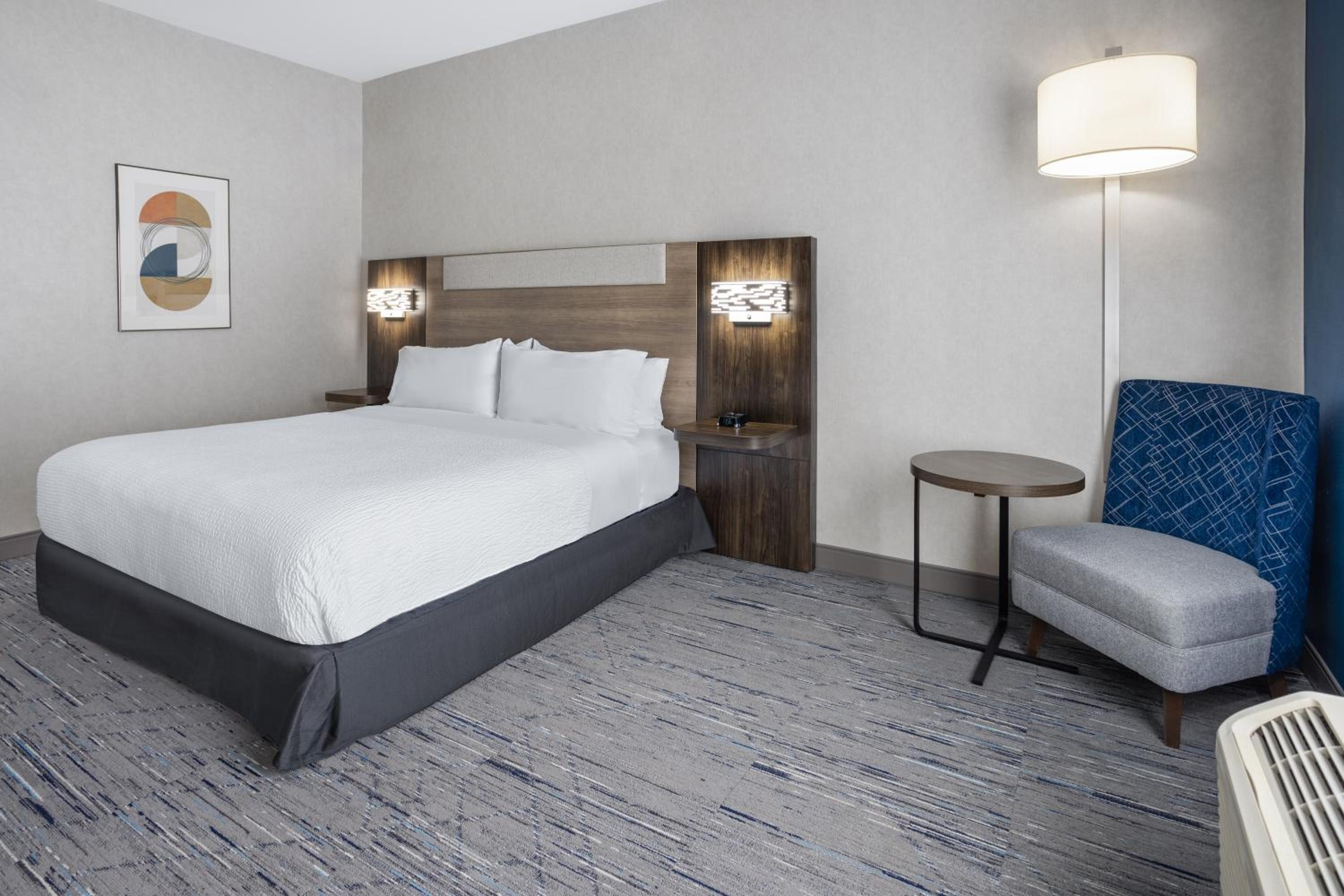 King Room with Roll-In Shower - Communication Mobility Accessible photo 2