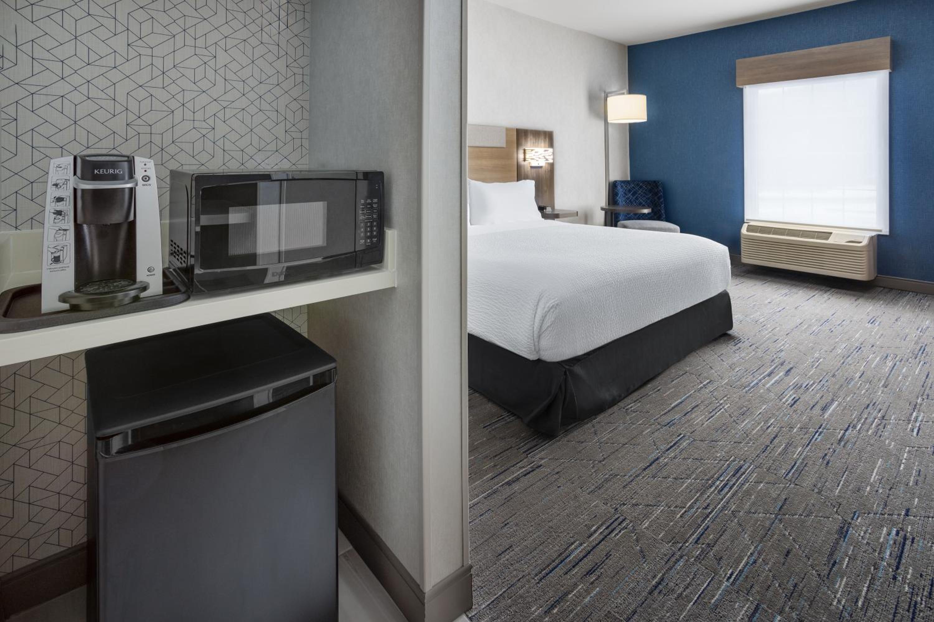 King Room with Roll-In Shower - Communication Mobility Accessible photo 3